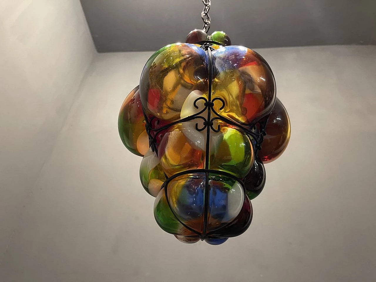 Lampada a sospensione in ferro battuto e vetro multicolore, anni '50 5