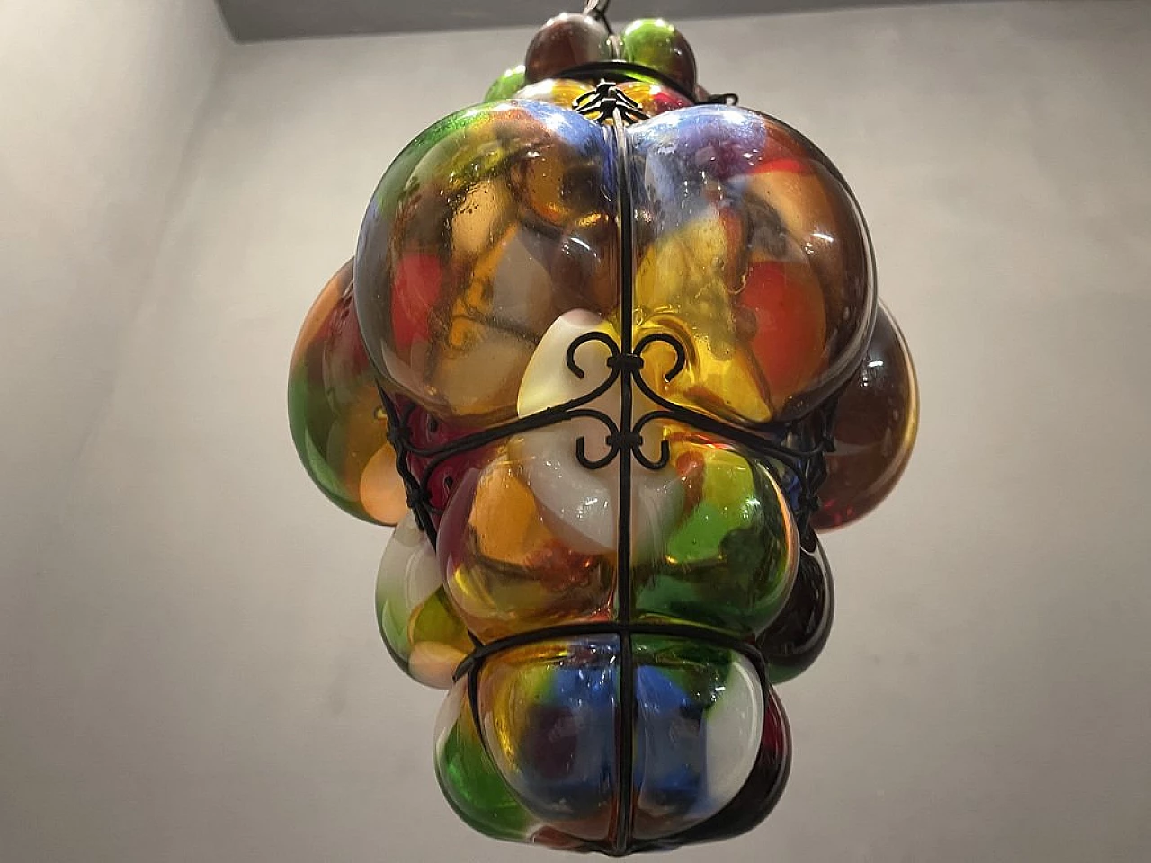 Lampada a sospensione in ferro battuto e vetro multicolore, anni '50 8