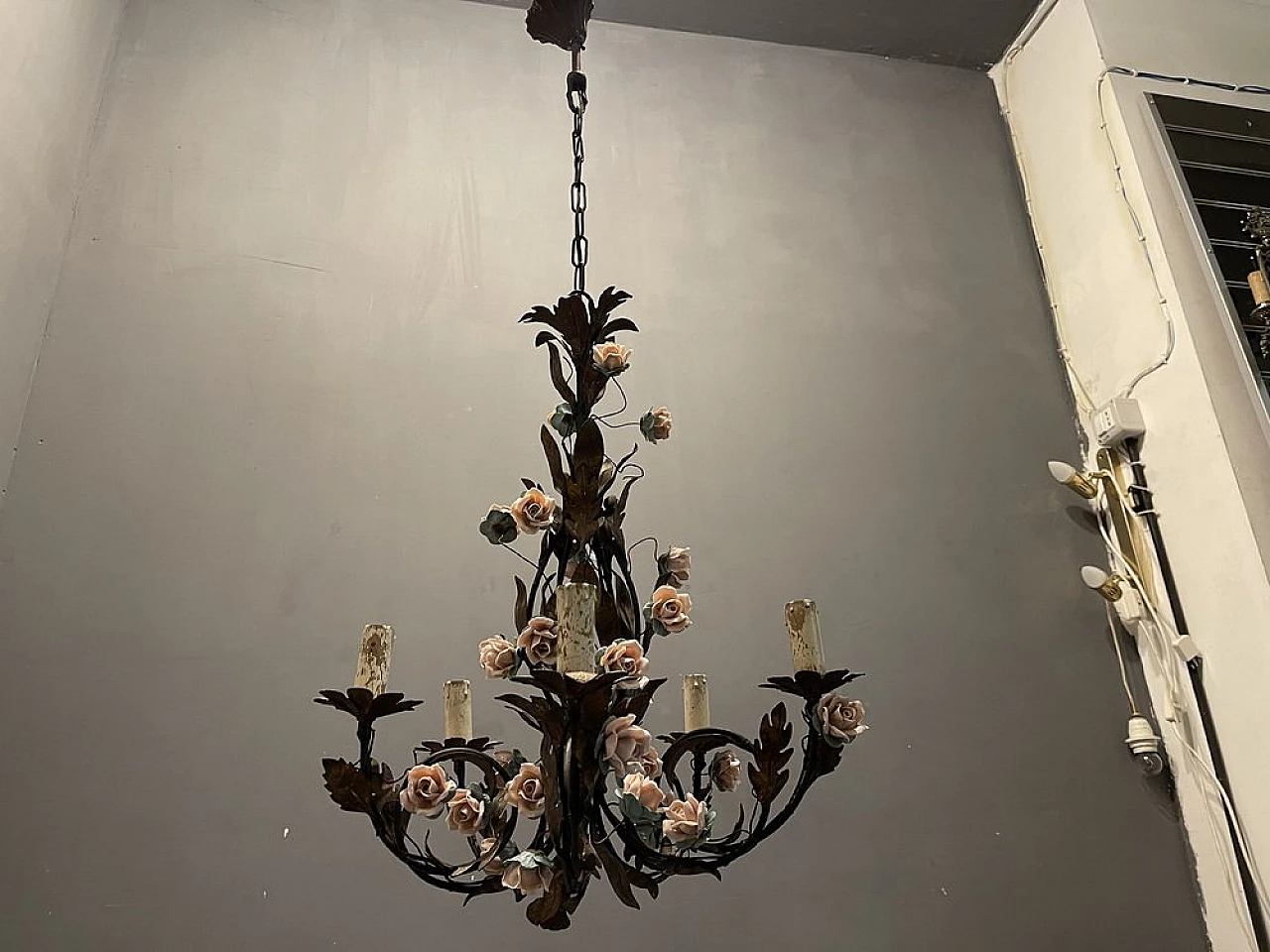 Lampadario con fiori di rosa in porcellana di Tole, anni '60 3