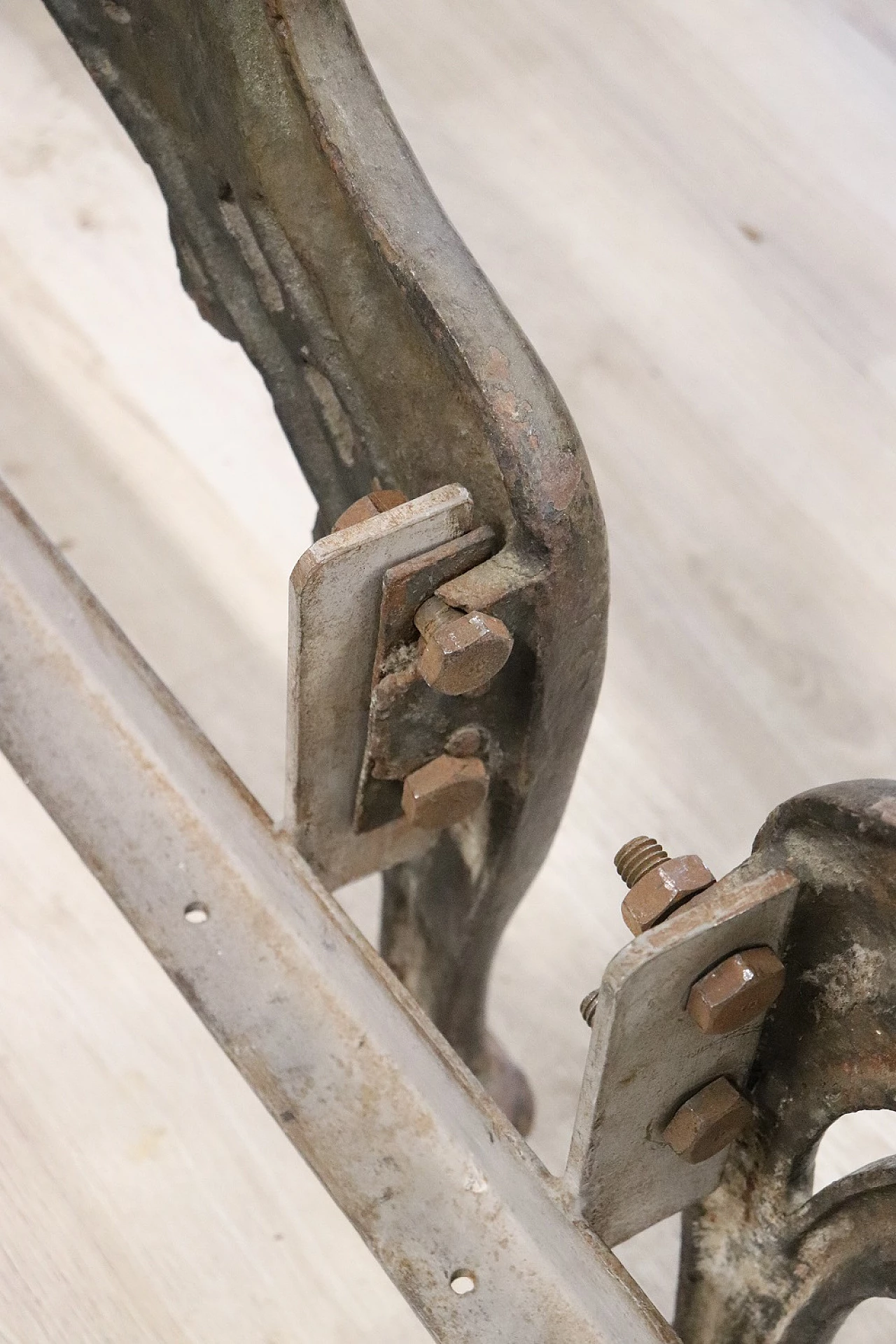 Letto matrimoniale Liberty in ghisa forgiata a mano, fine '800 15