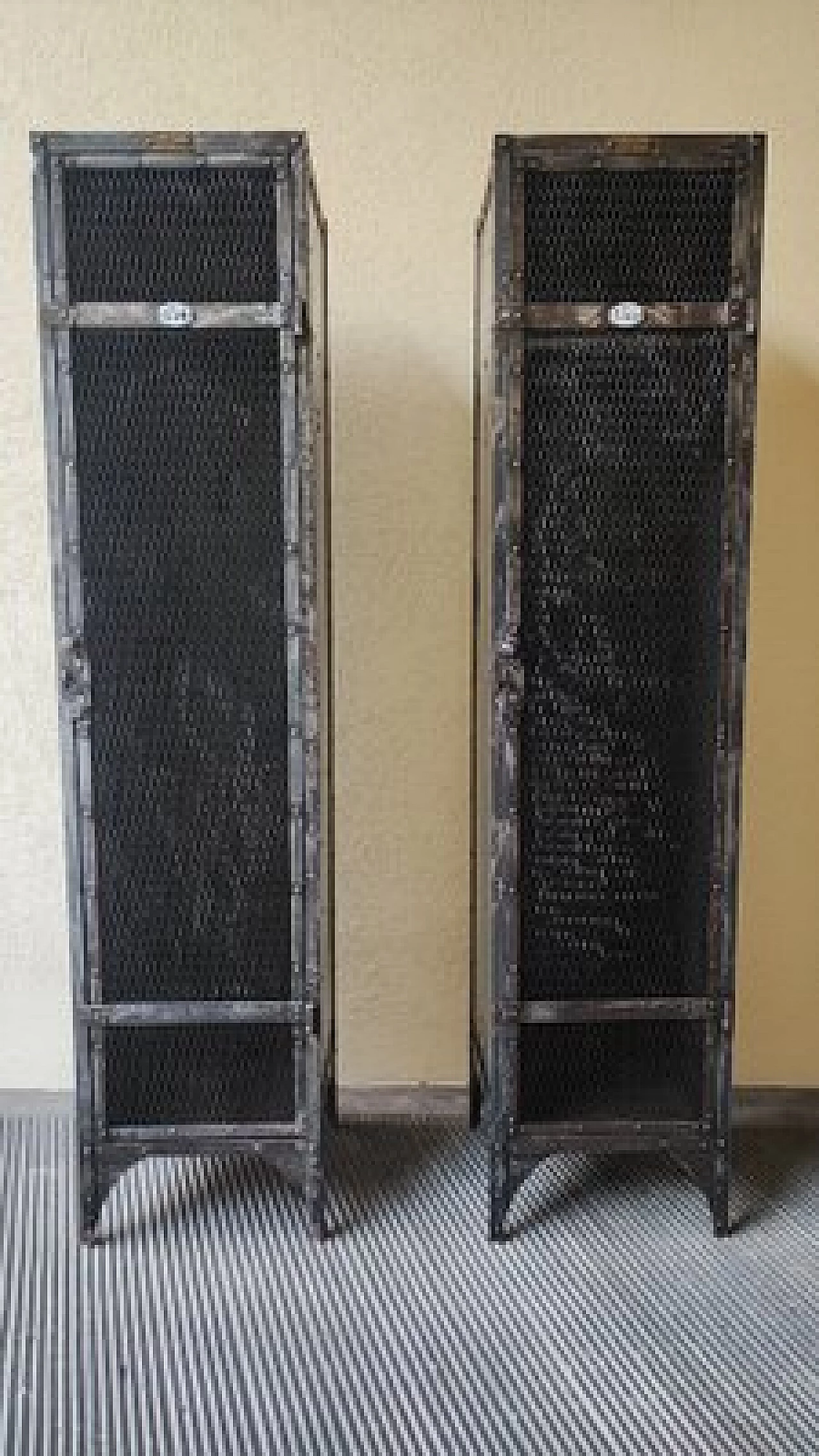 Armadietto in ferro con ripiani in legno, anni '50 1