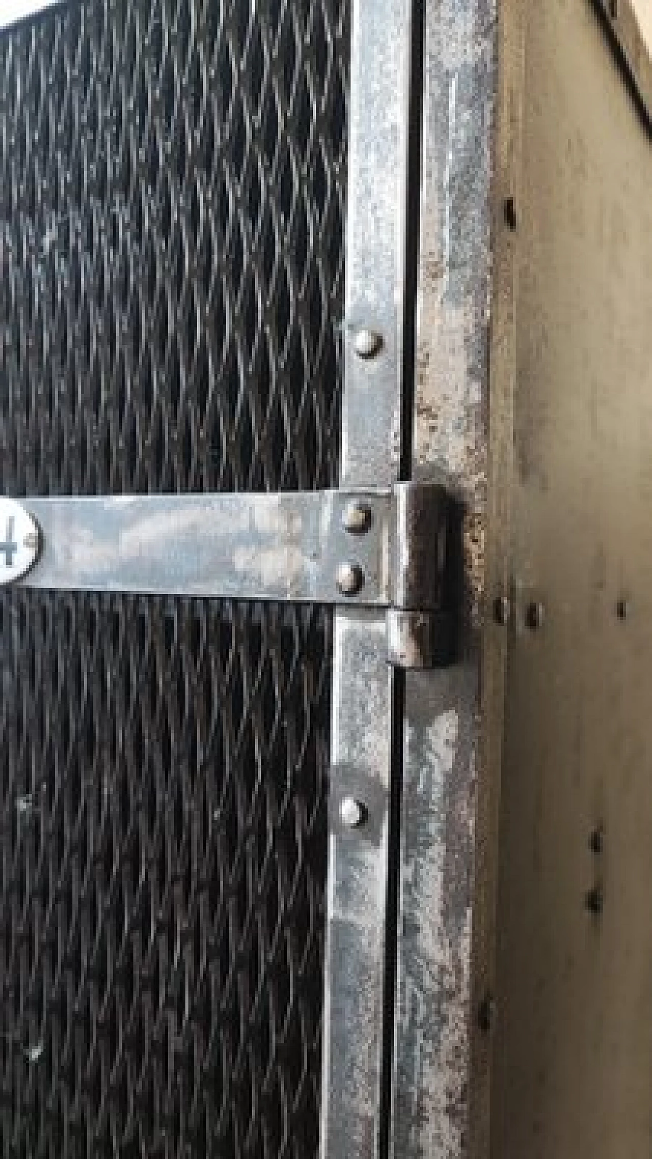 Armadietto in ferro con ripiani in legno, anni '50 6