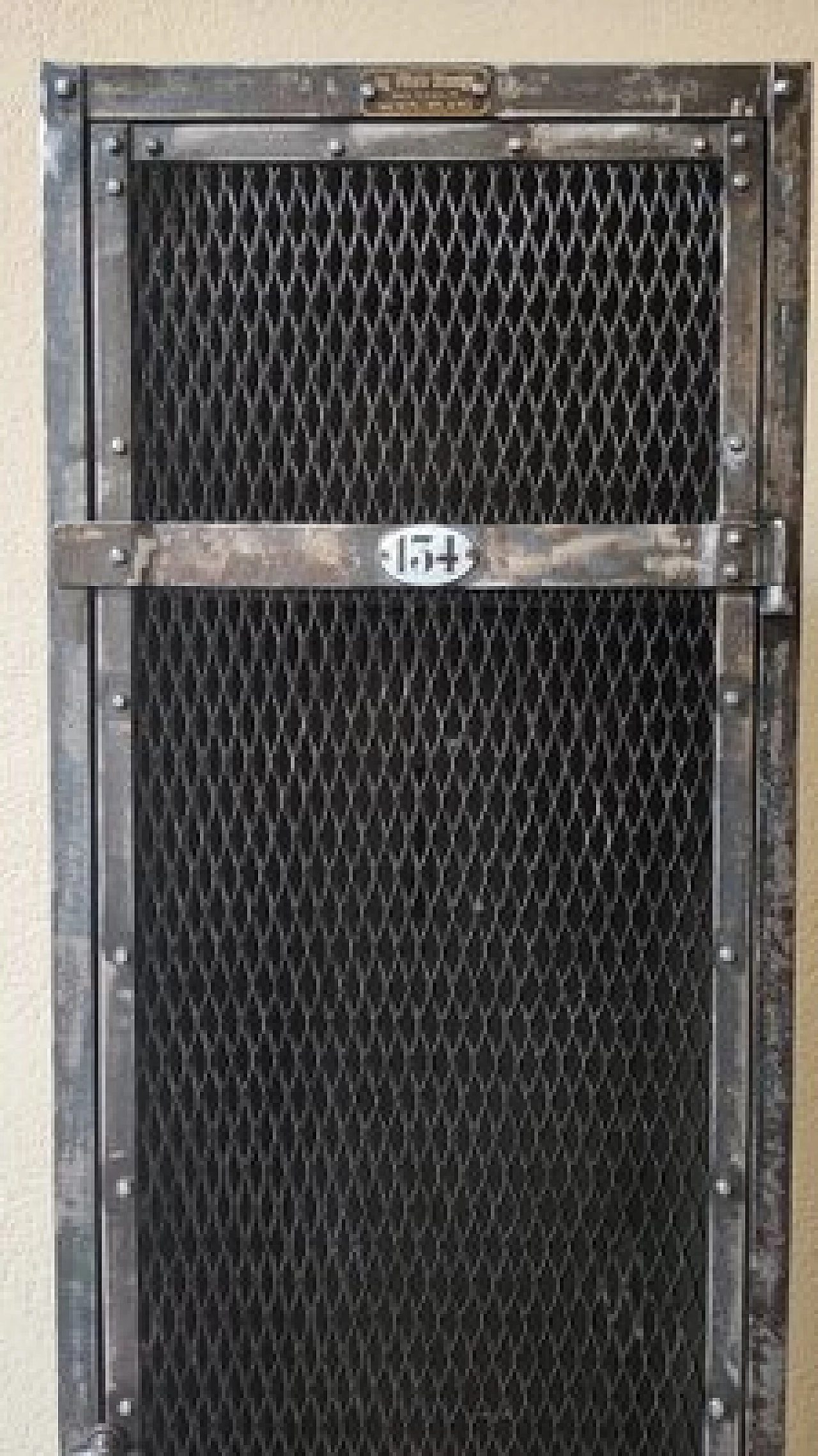 Armadietto in ferro con ripiani in legno, anni '50 7