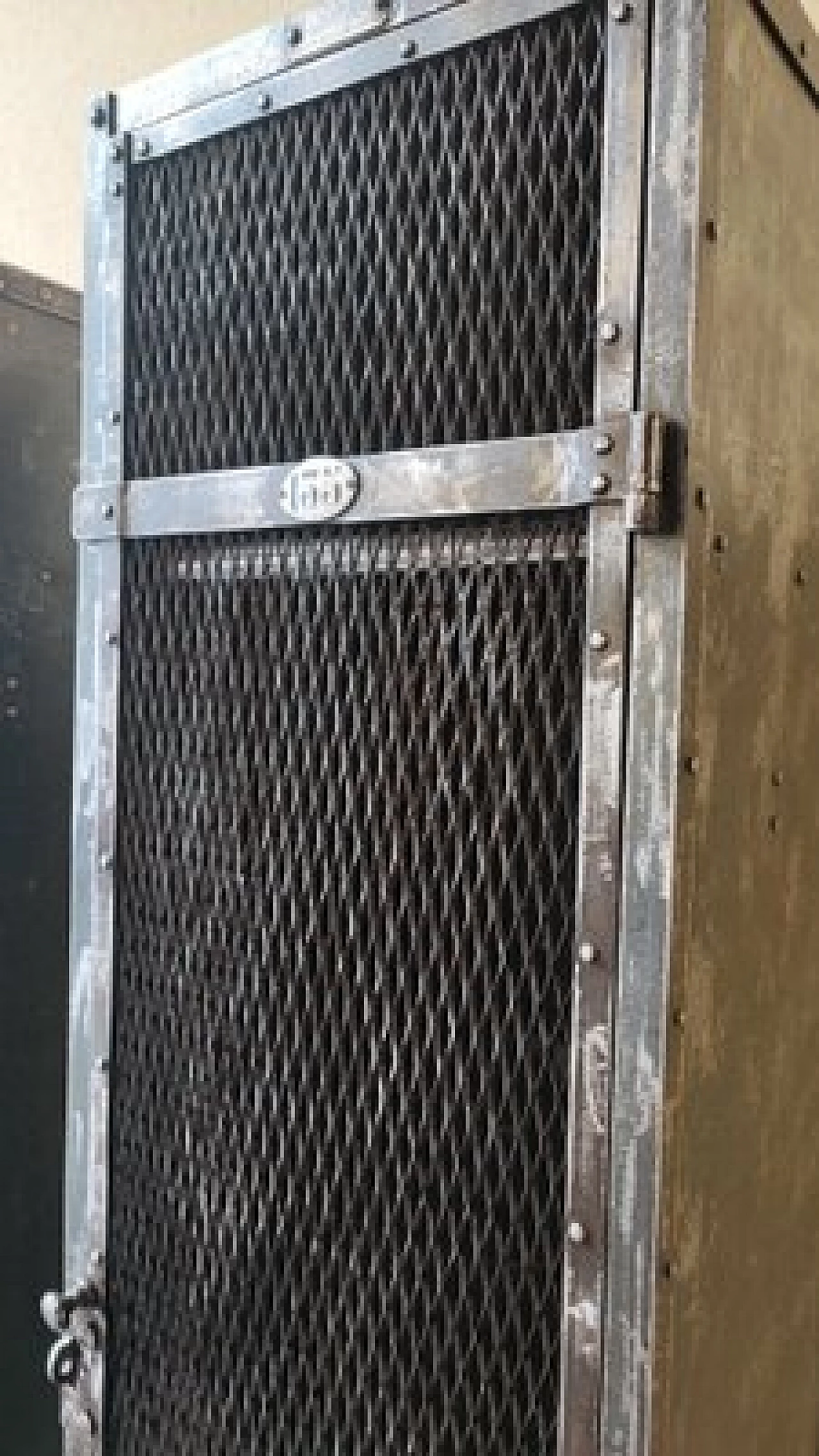 Armadietto in ferro con ripiani in legno, anni '50 8