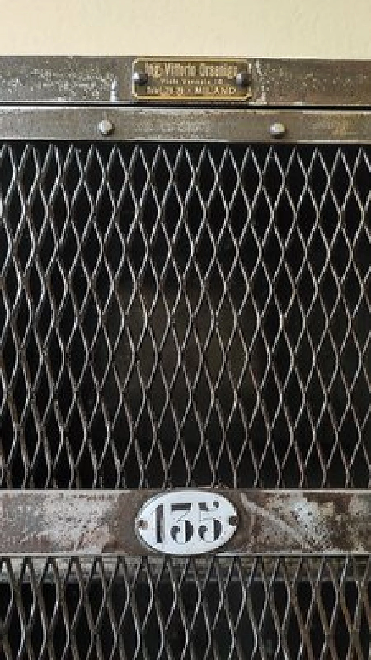 Armadietto in ferro con ripiani in legno, anni '50 10