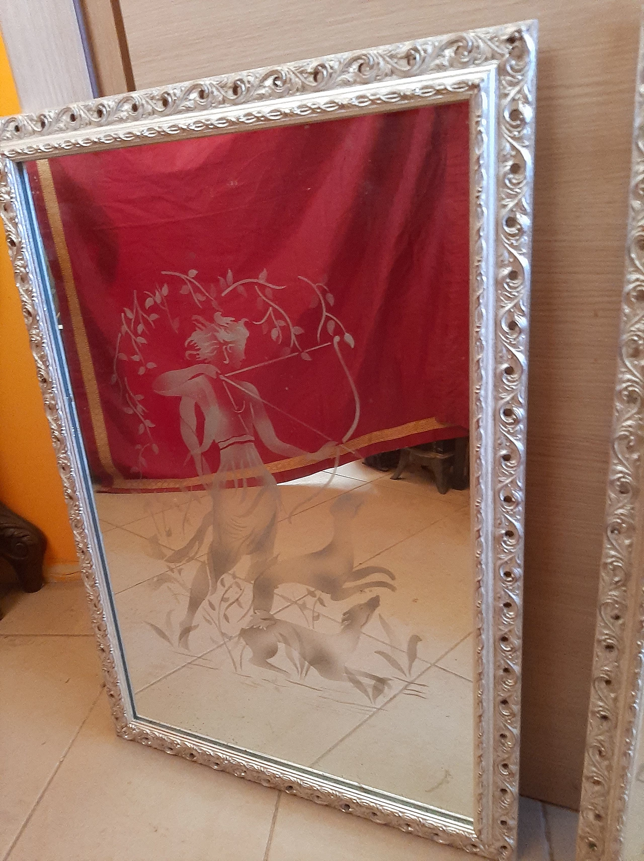 Coppia di specchi con incisione di cacciatrice, anni '30 2