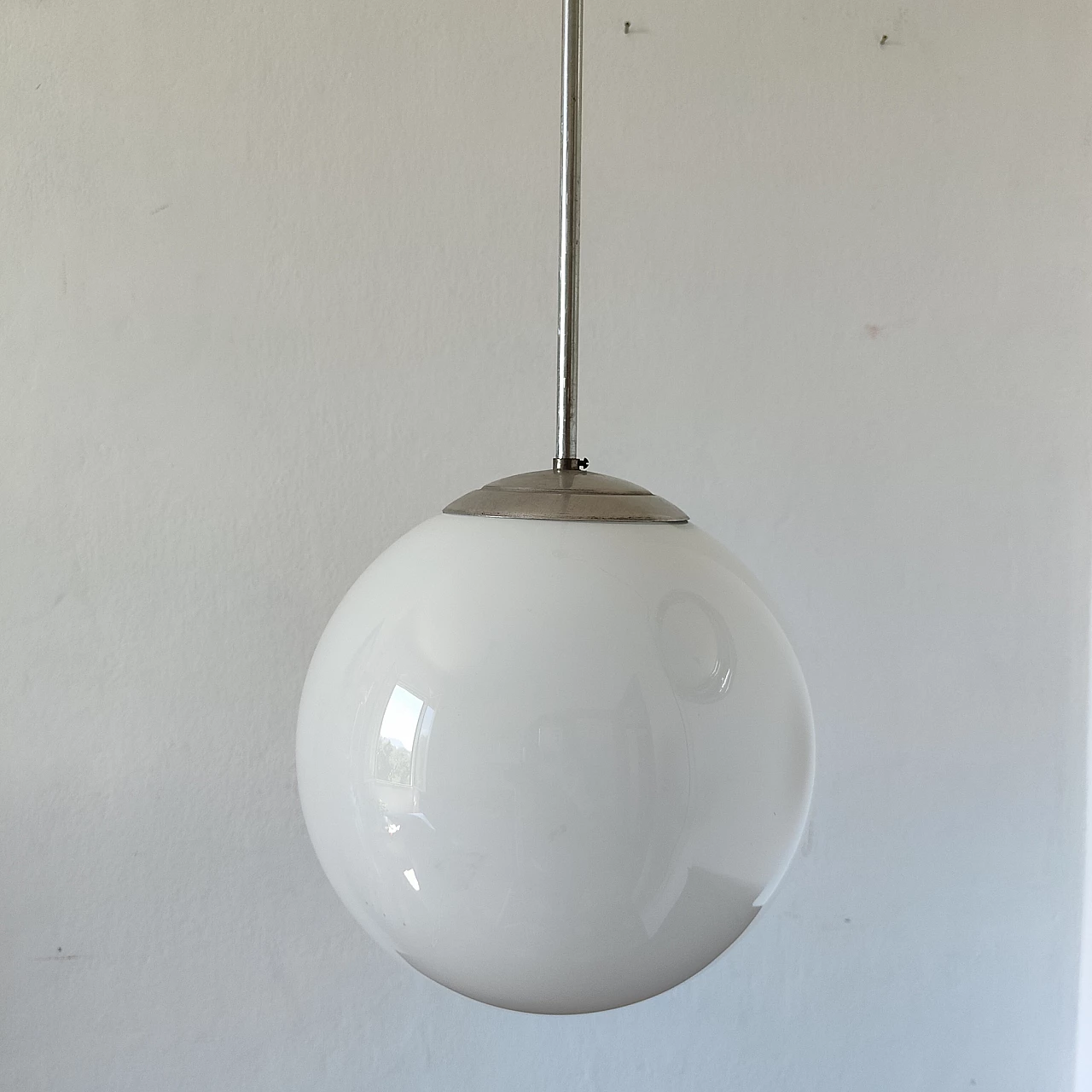 Lampadario Bauhaus in metallo con boccia in vetro opalino, anni '40 5