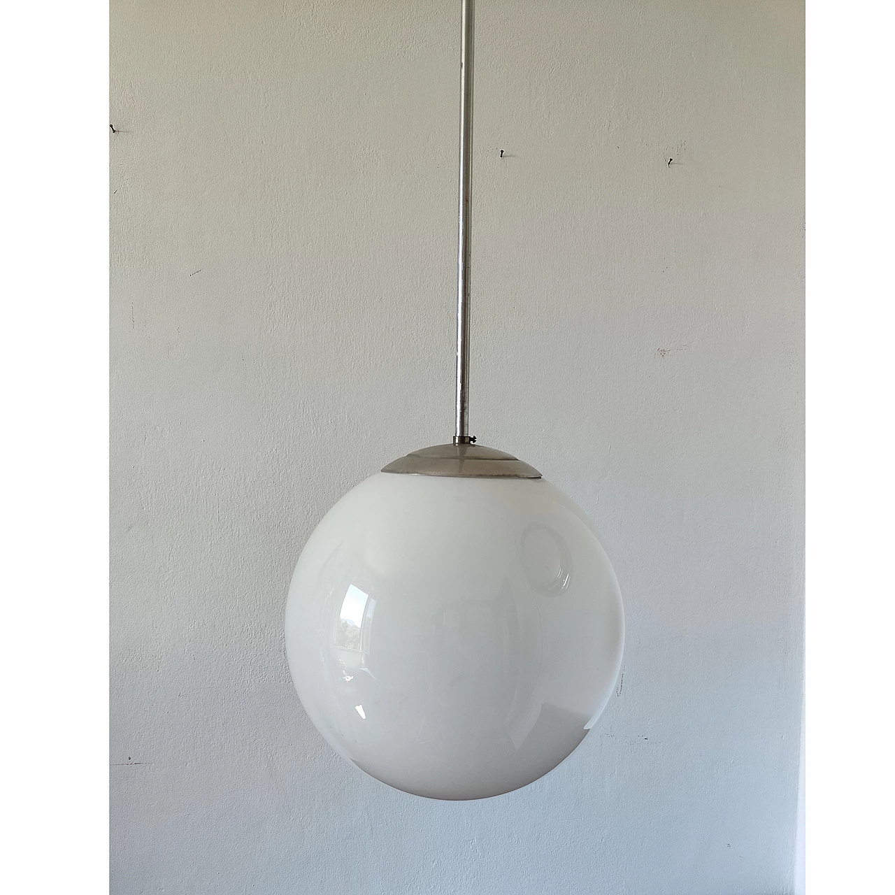 Lampadario Bauhaus in metallo con boccia in vetro opalino, anni '40 6