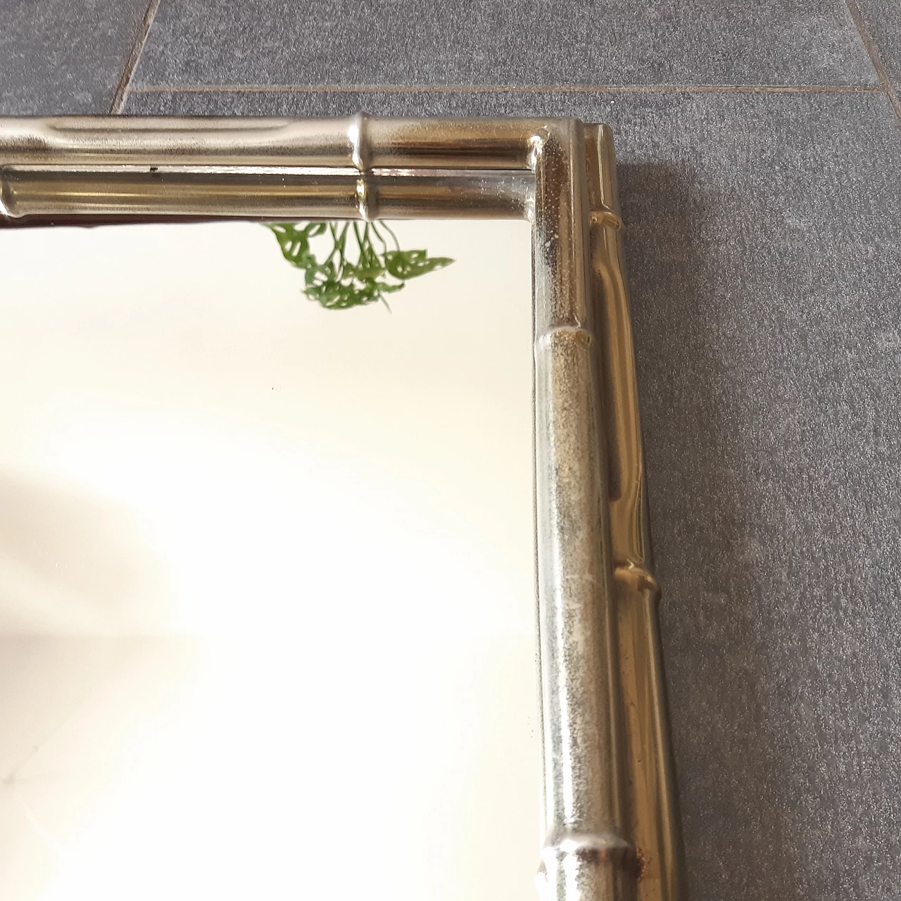 Specchio con cornice in metallo dorato effetto bambù, anni '70 2
