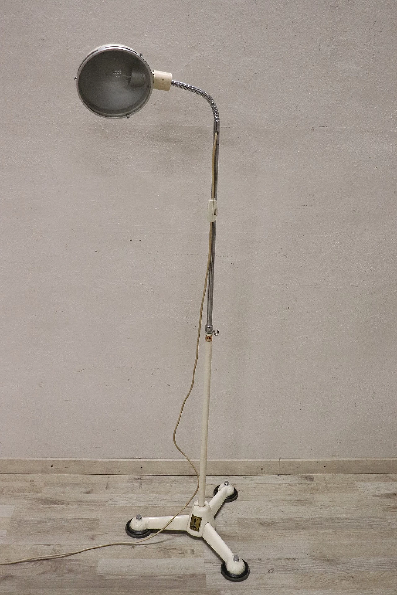 Lampada da terra in metallo laccato bianco di Hanau, anni '50 2