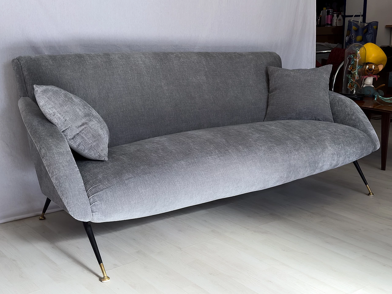 Three-seater gray velvet sofa with cushions, 1950s 2