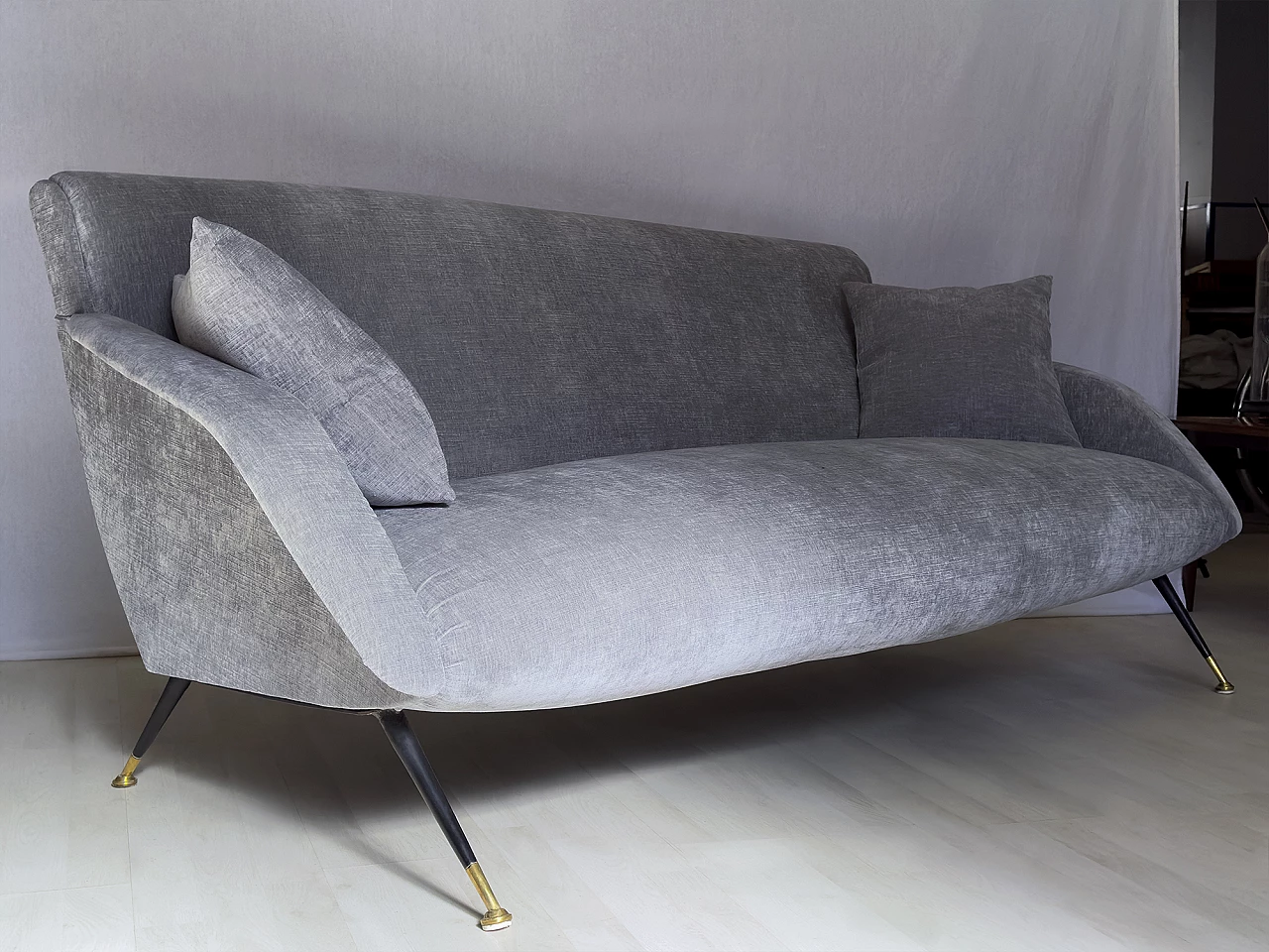 Three-seater gray velvet sofa with cushions, 1950s 4
