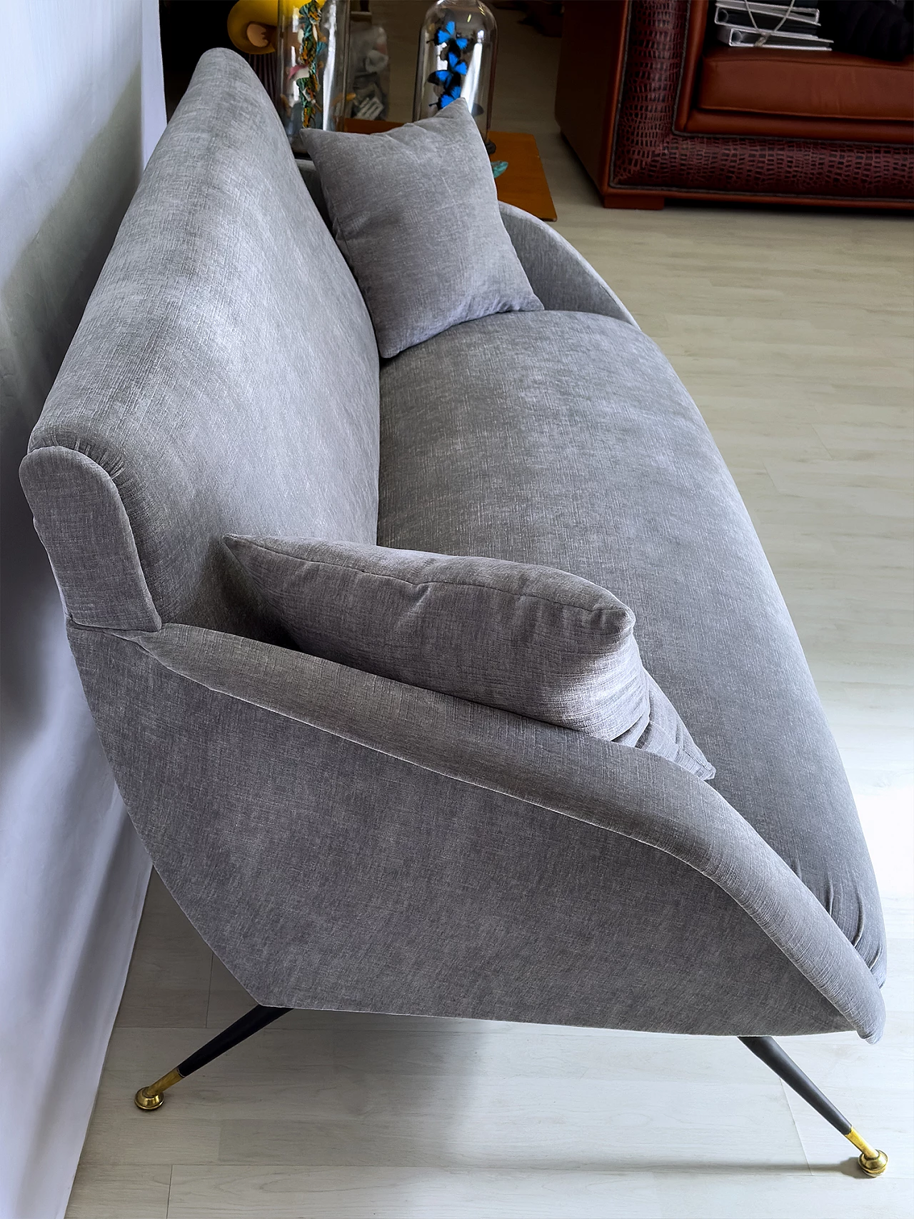 Three-seater gray velvet sofa with cushions, 1950s 6