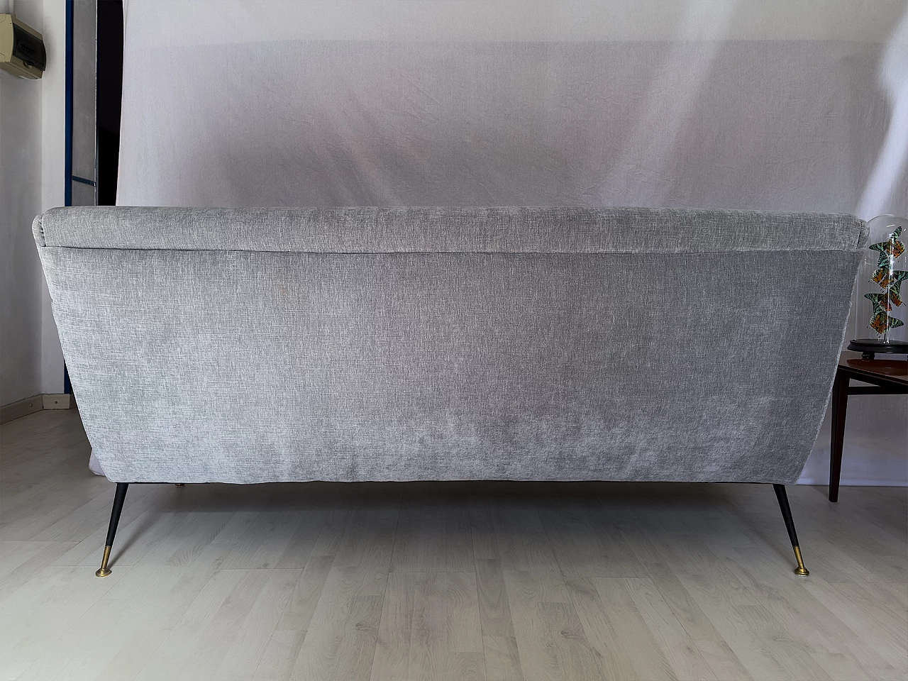 Three-seater gray velvet sofa with cushions, 1950s 12
