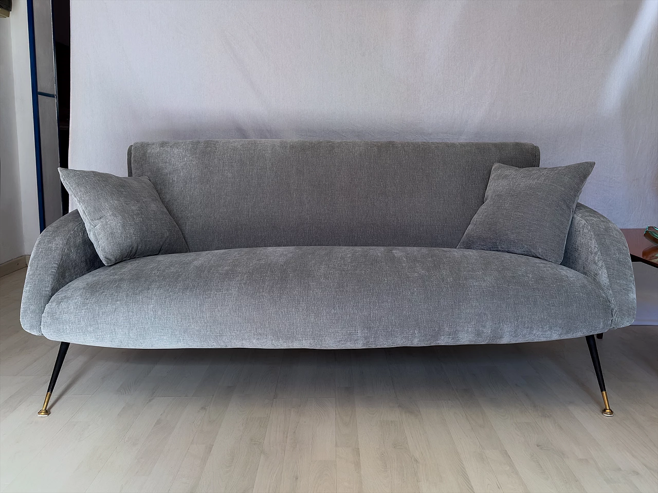 Three-seater gray velvet sofa with cushions, 1950s 13