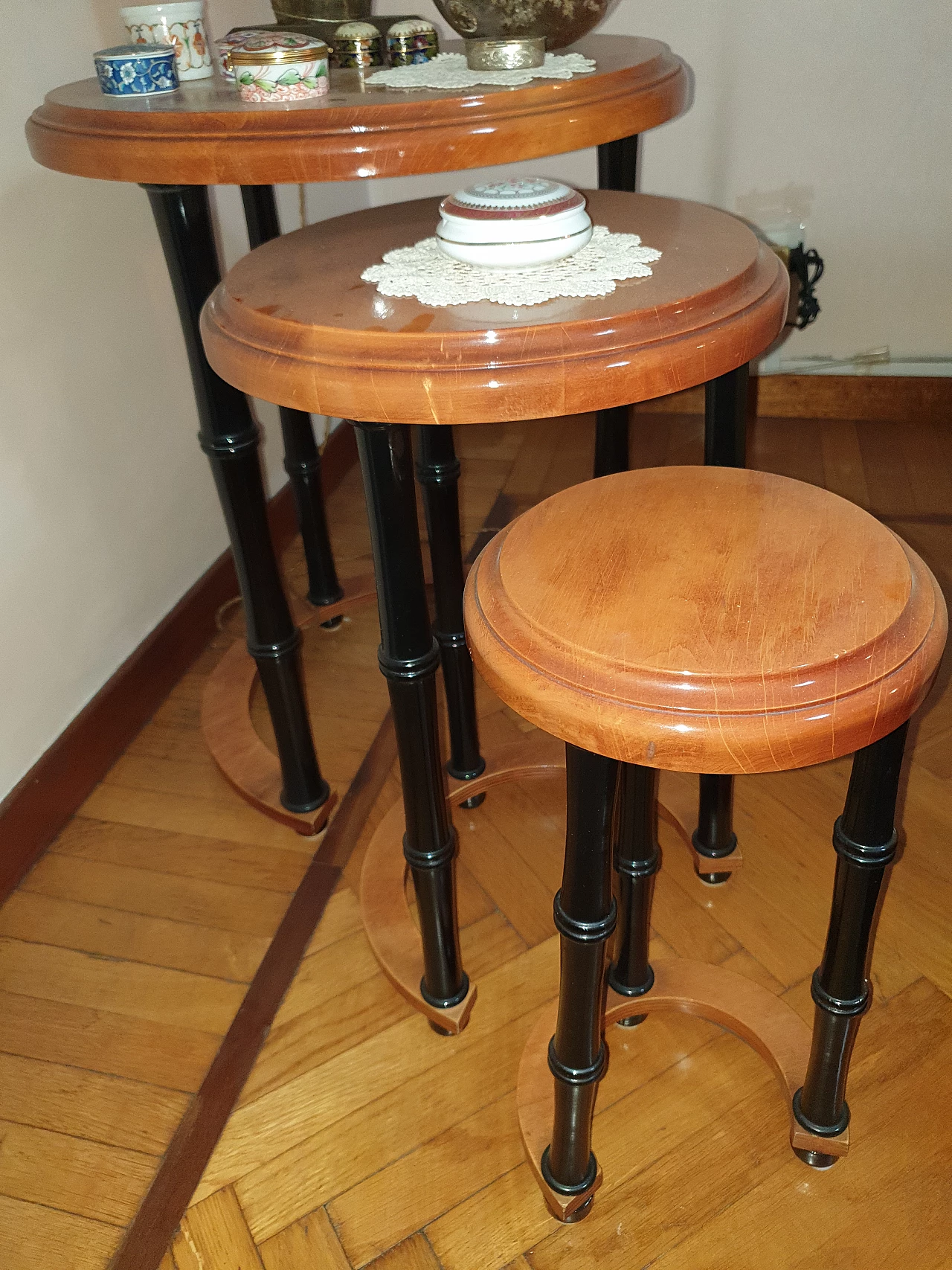 3 Tavolini a nido in legno con gambe effetto bambù ebanizzate 1