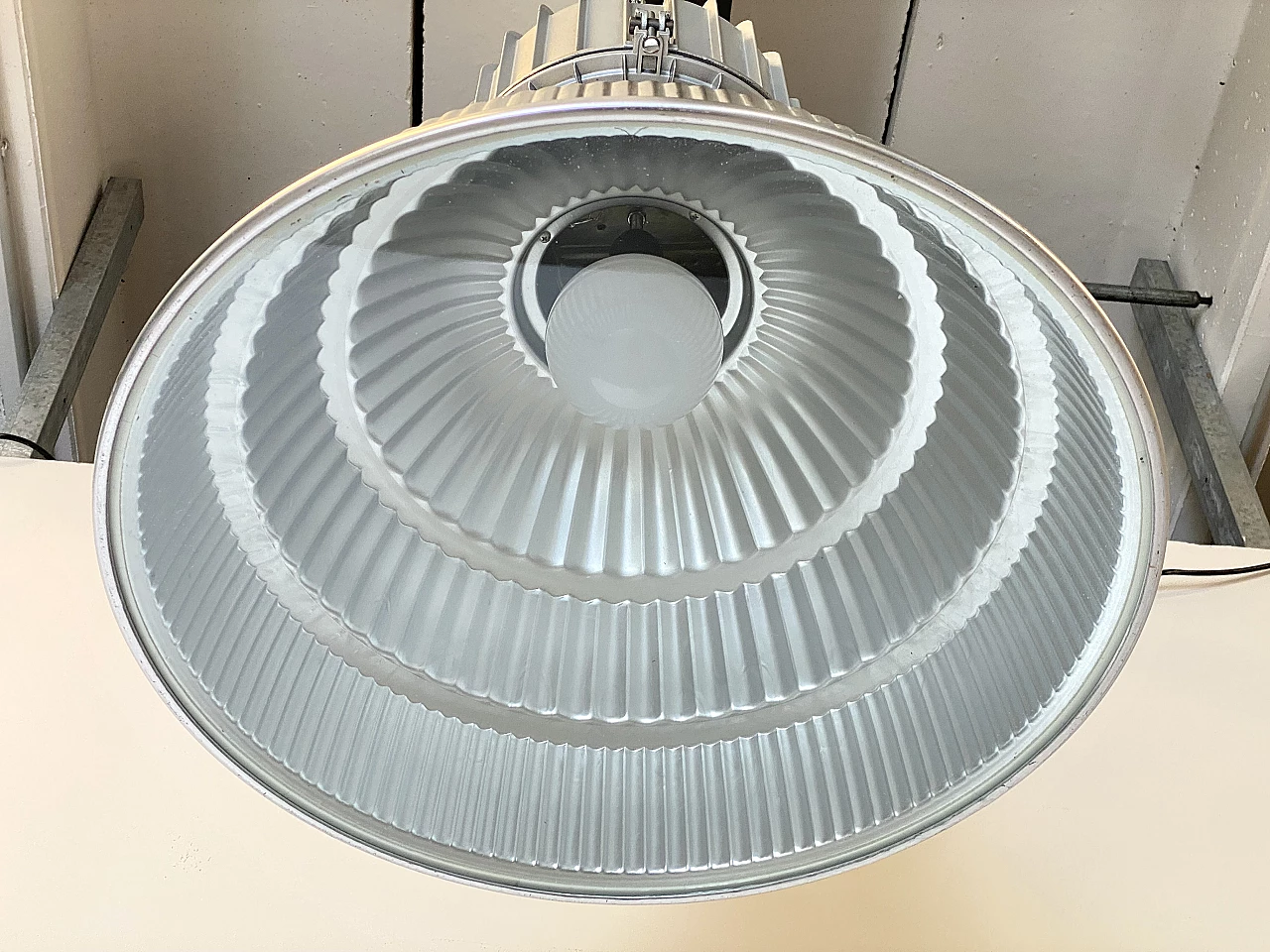 Lampada industriale in alluminio e vetro, anni '90 3