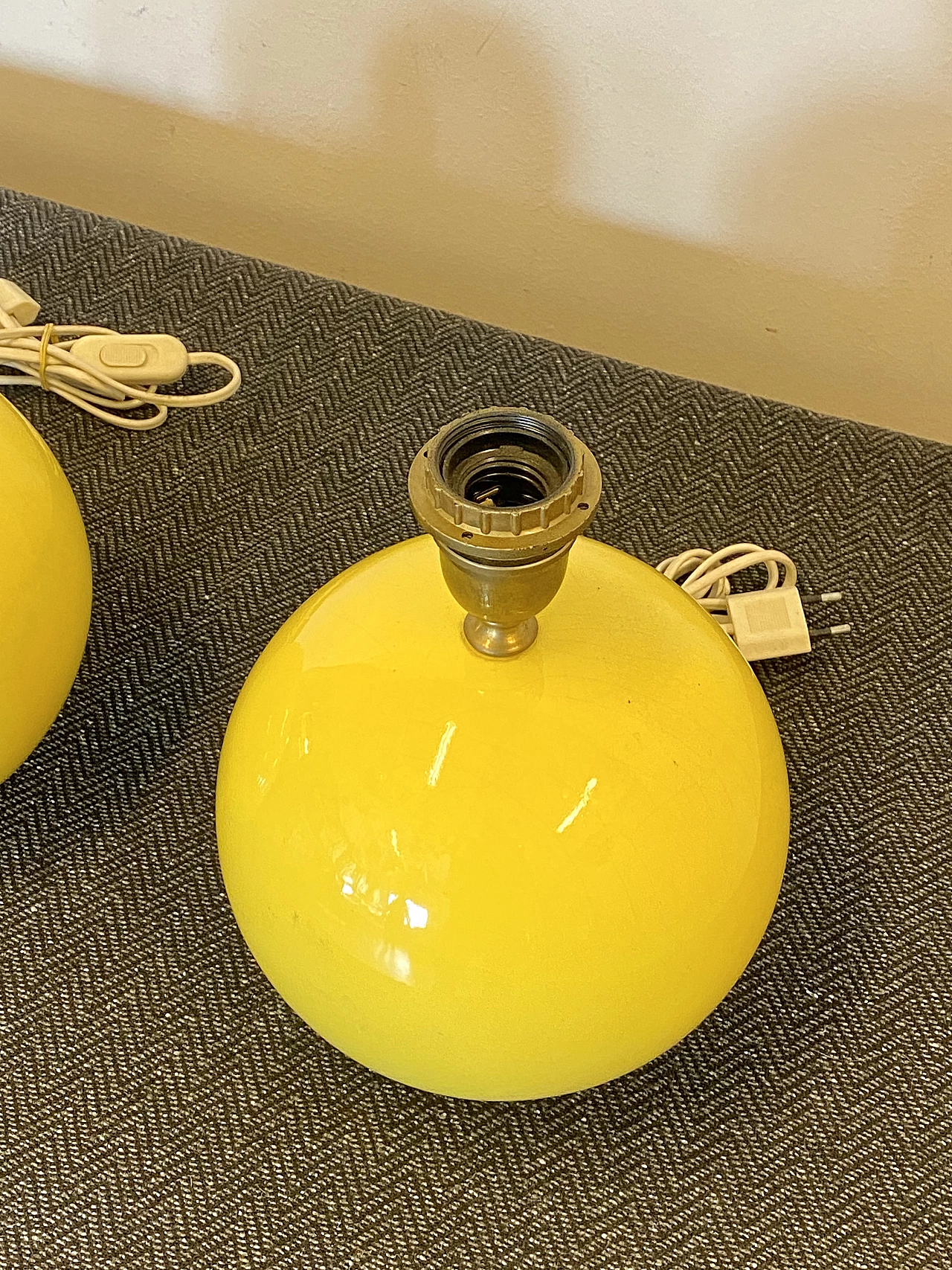 Coppia di lampade da tavolo in ceramica gialla, anni '70 2