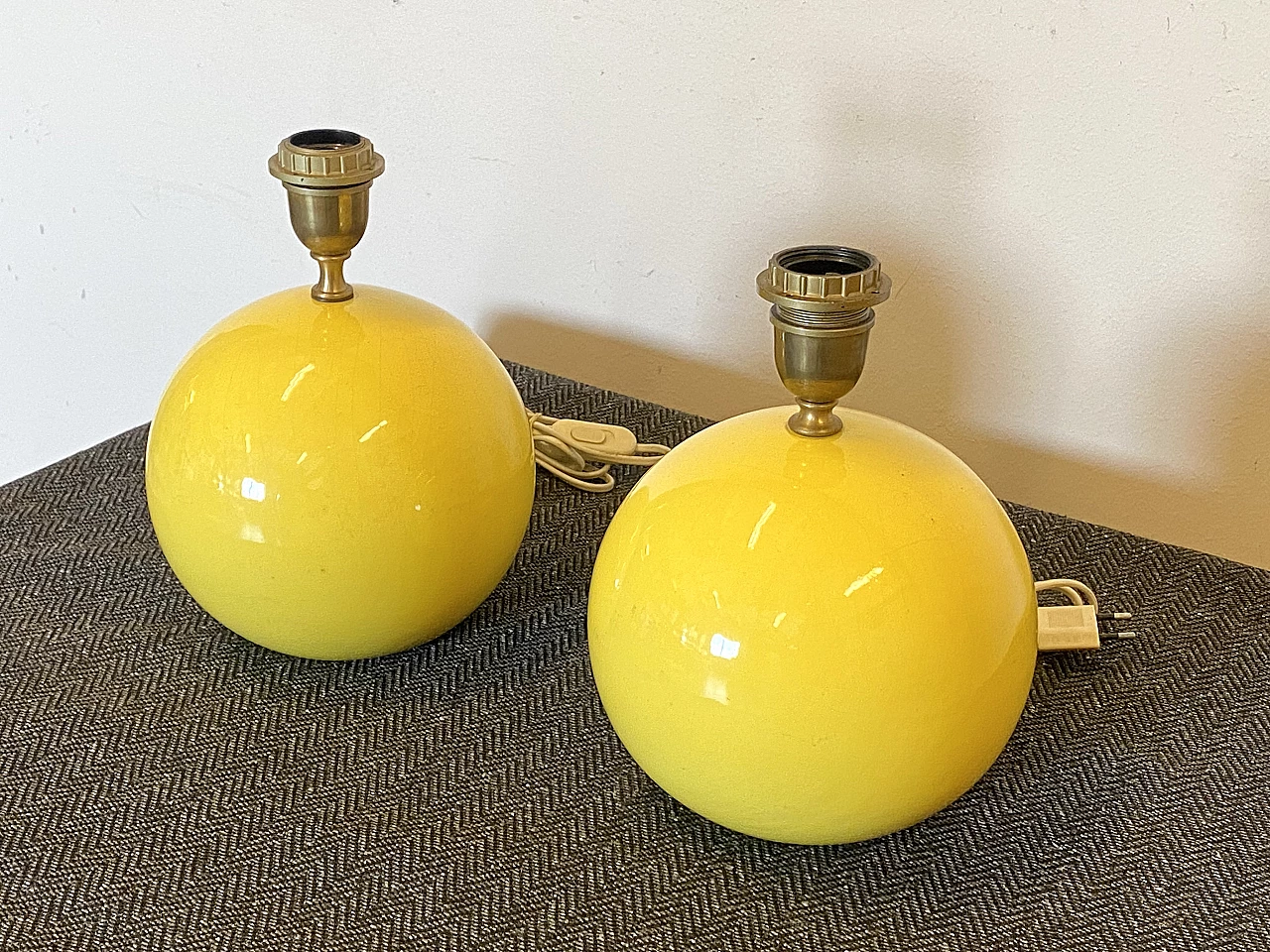Coppia di lampade da tavolo in ceramica gialla, anni '70 3