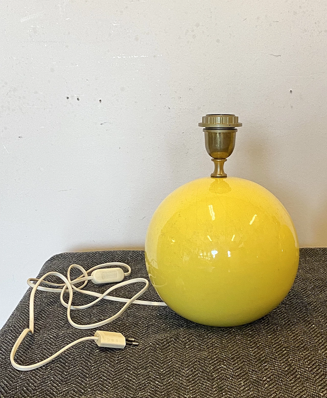Coppia di lampade da tavolo in ceramica gialla, anni '70 4