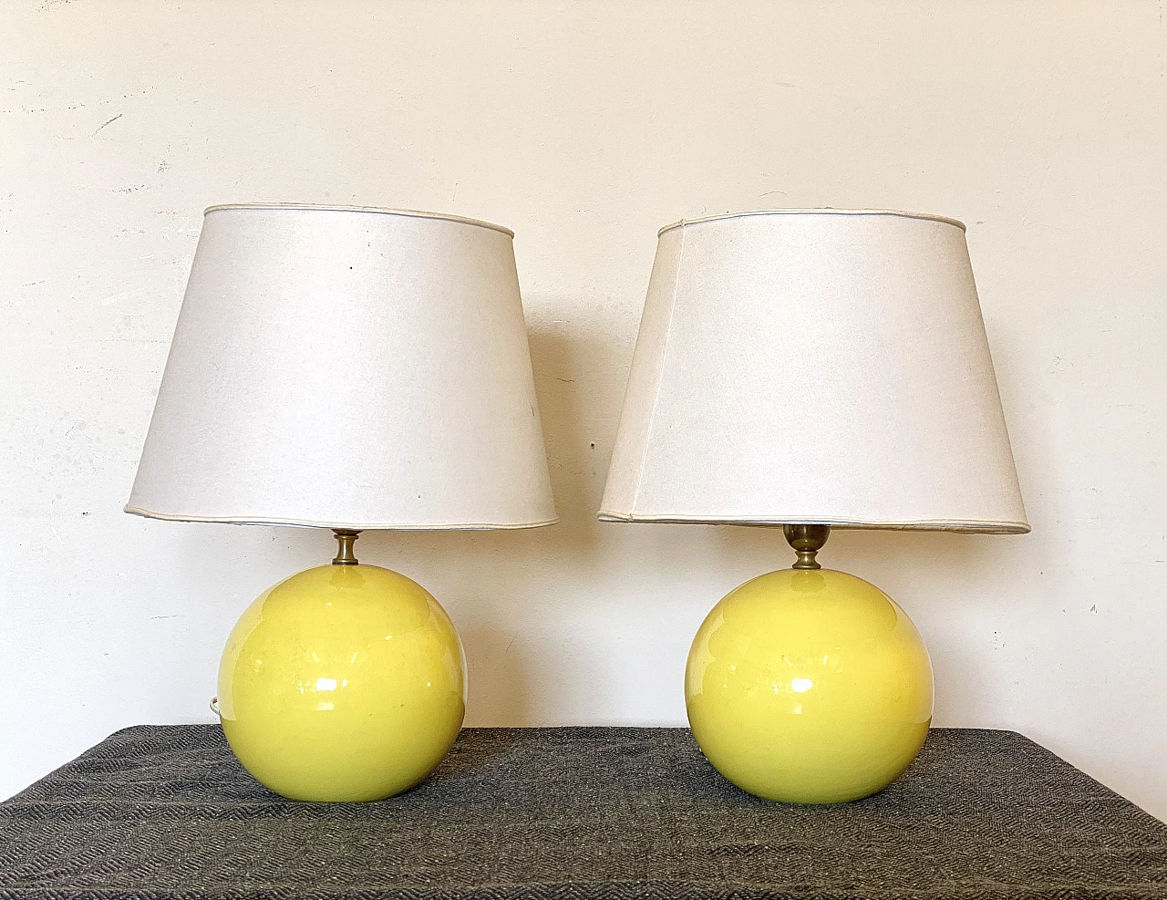 Coppia di lampade da tavolo in ceramica gialla, anni '70 5