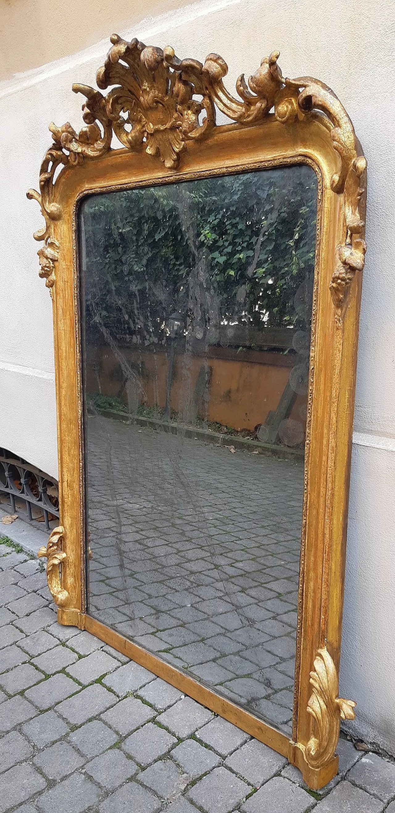 Specchiera in legno dorato a motivi floreali, prima metà '800 1