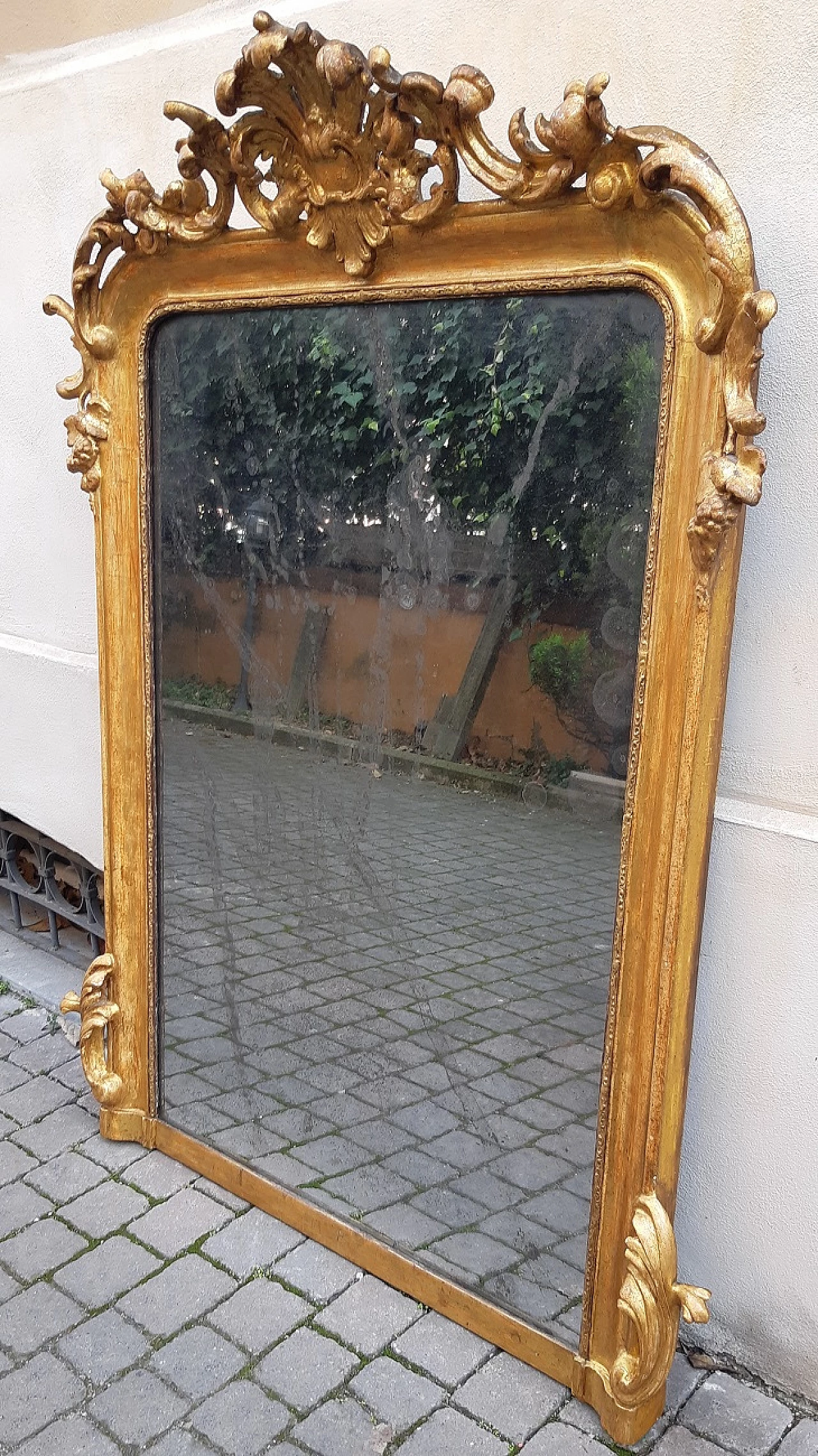 Gilded wooden mirror with floral motifs, first half of the 19th century 3