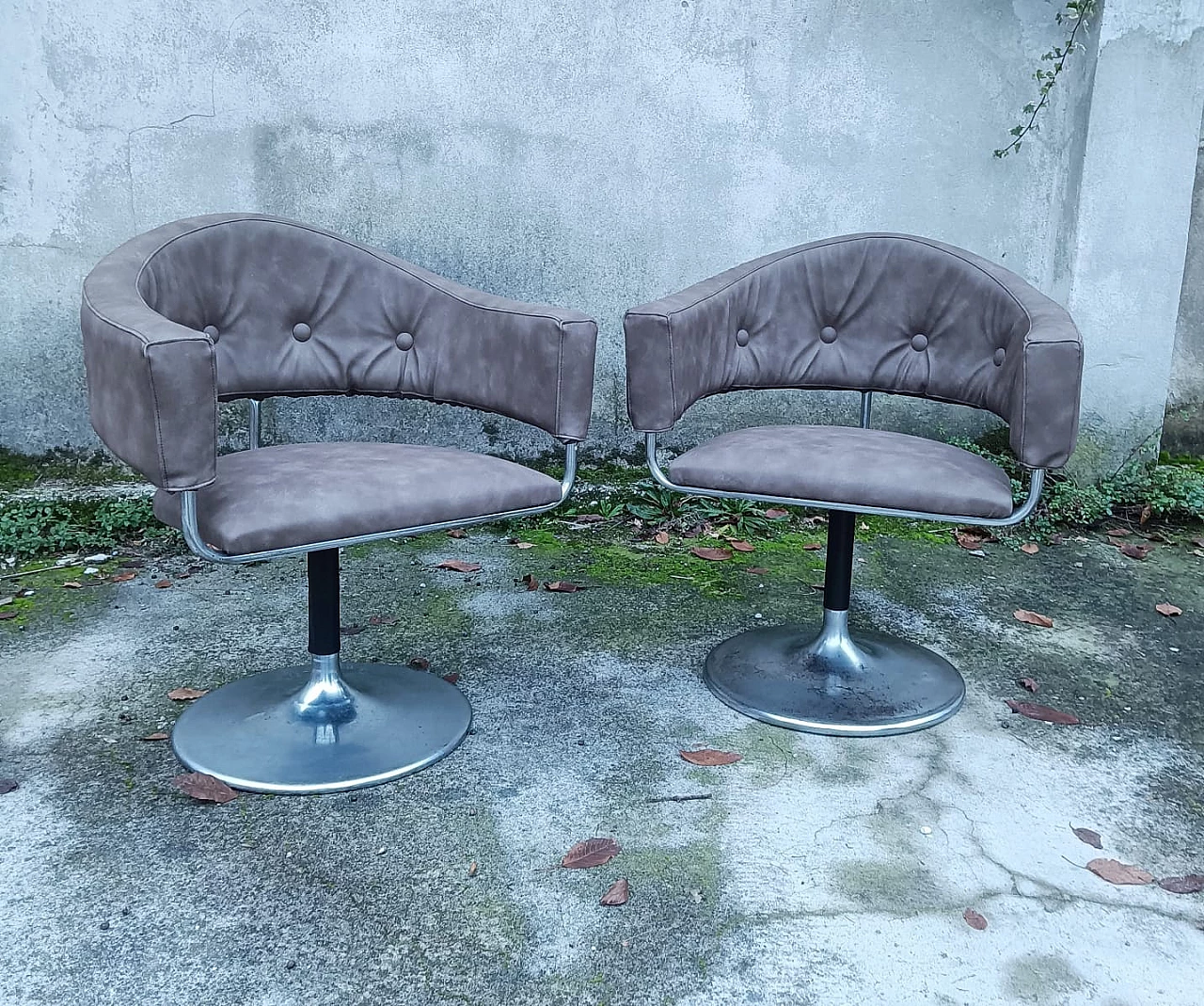 Coppia di poltrone girevoli in metallo ed ecopelle, anni '70 1