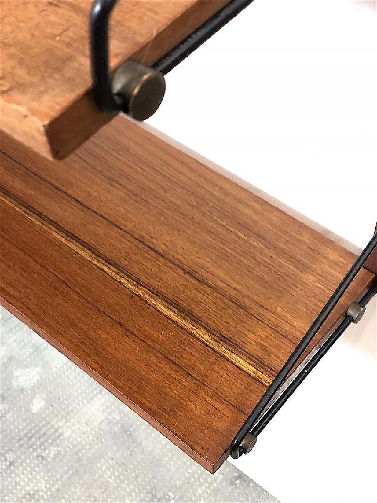 Libreria modulare sospesa in teak e metallo, anni '60 9