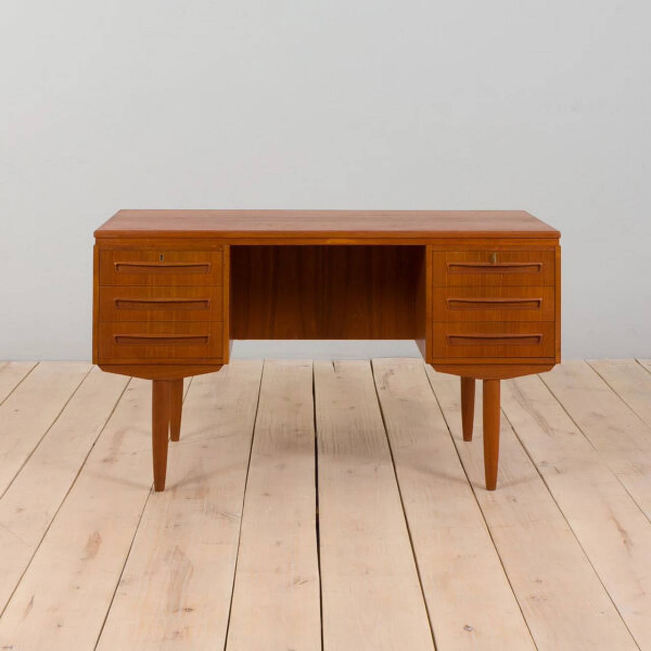 Scrivania in teak con mobile posteriore di J. Svenstrup per A.P. Furniture, anni '60 2