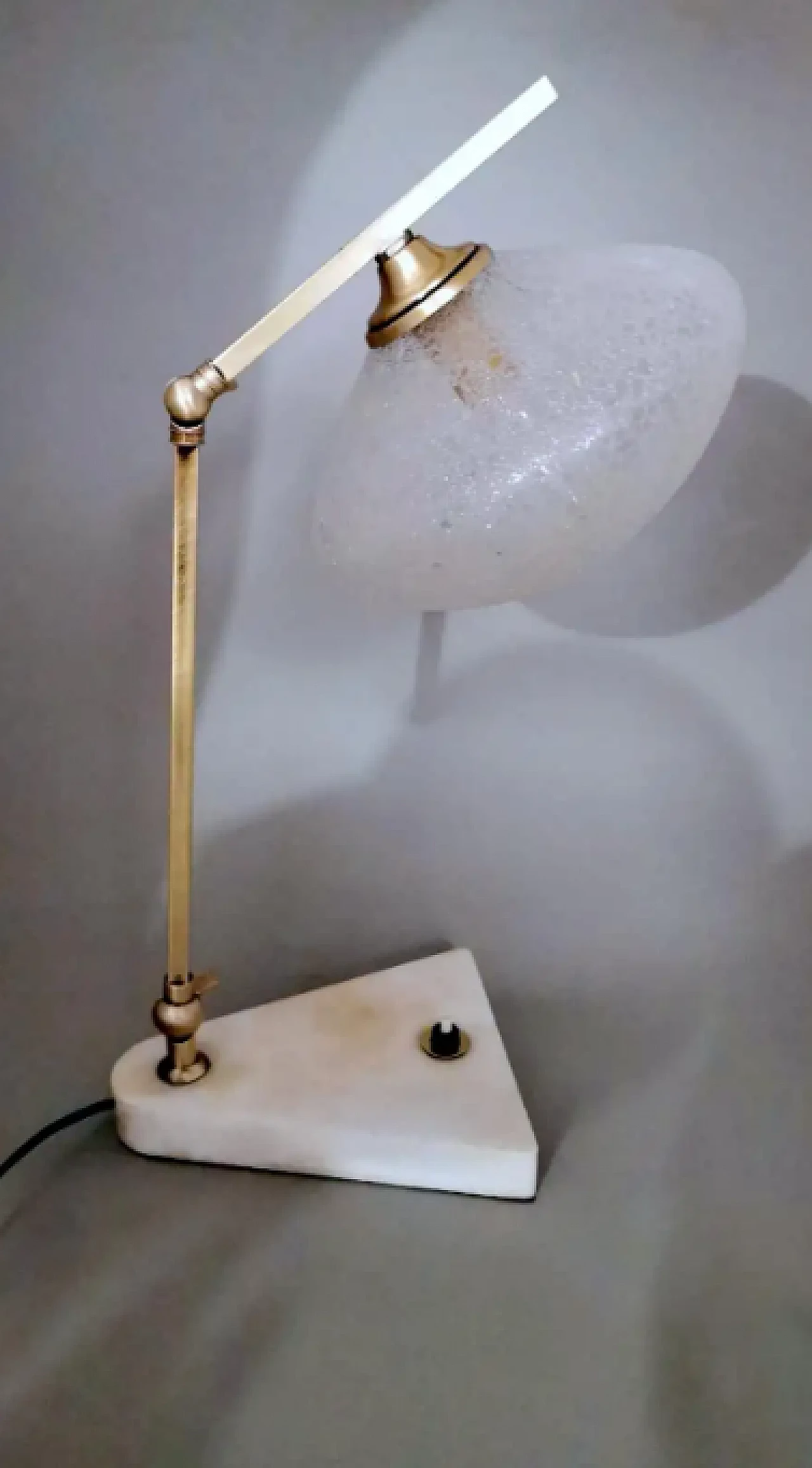 Lampada da tavolo regolabile in ottone, vetro e marmo, anni '50 2