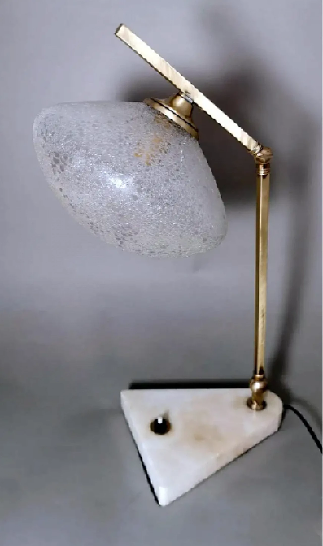 Lampada da tavolo regolabile in ottone, vetro e marmo, anni '50 3
