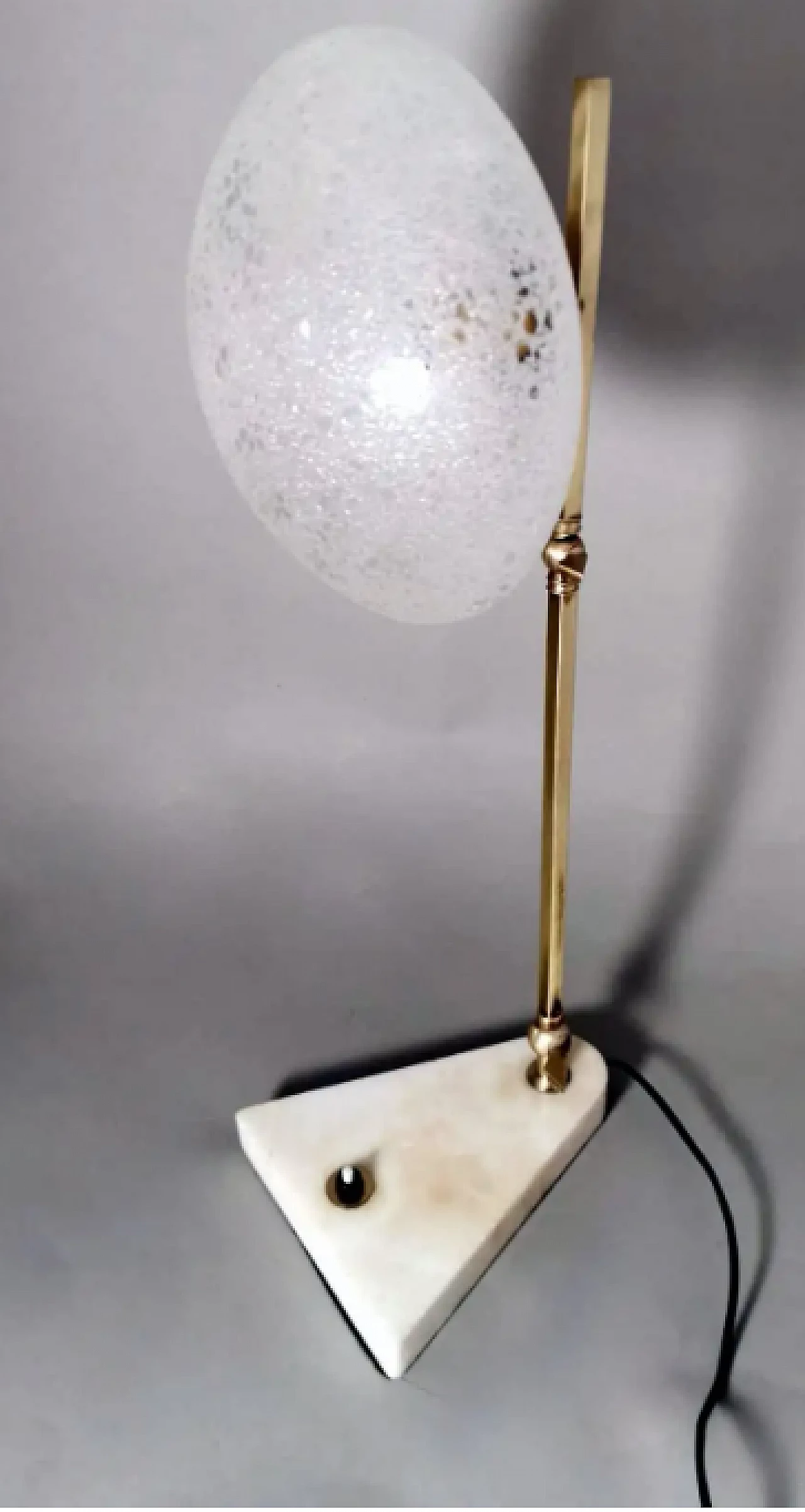 Lampada da tavolo regolabile in ottone, vetro e marmo, anni '50 4