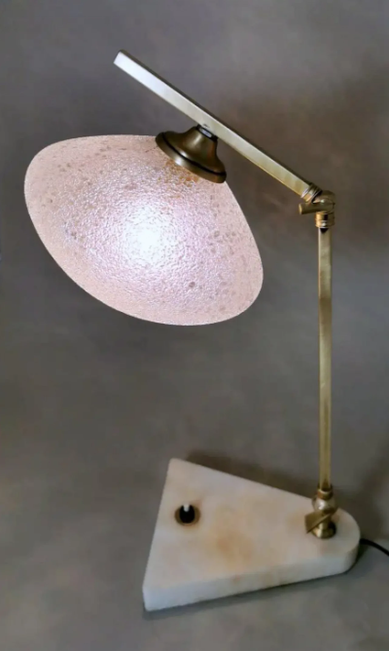 Lampada da tavolo regolabile in ottone, vetro e marmo, anni '50 5
