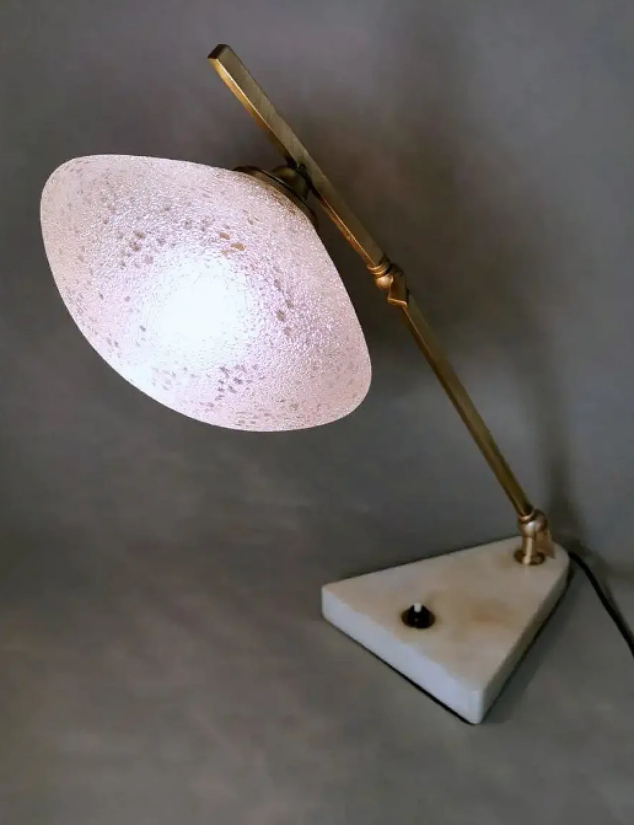 Lampada da tavolo regolabile in ottone, vetro e marmo, anni '50 6