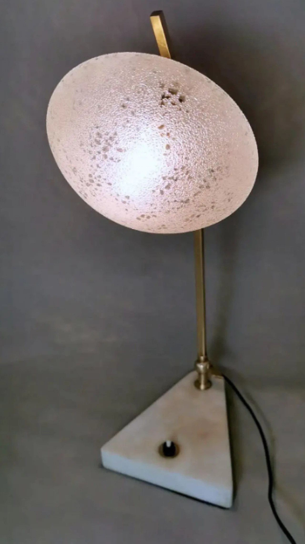 Lampada da tavolo regolabile in ottone, vetro e marmo, anni '50 7