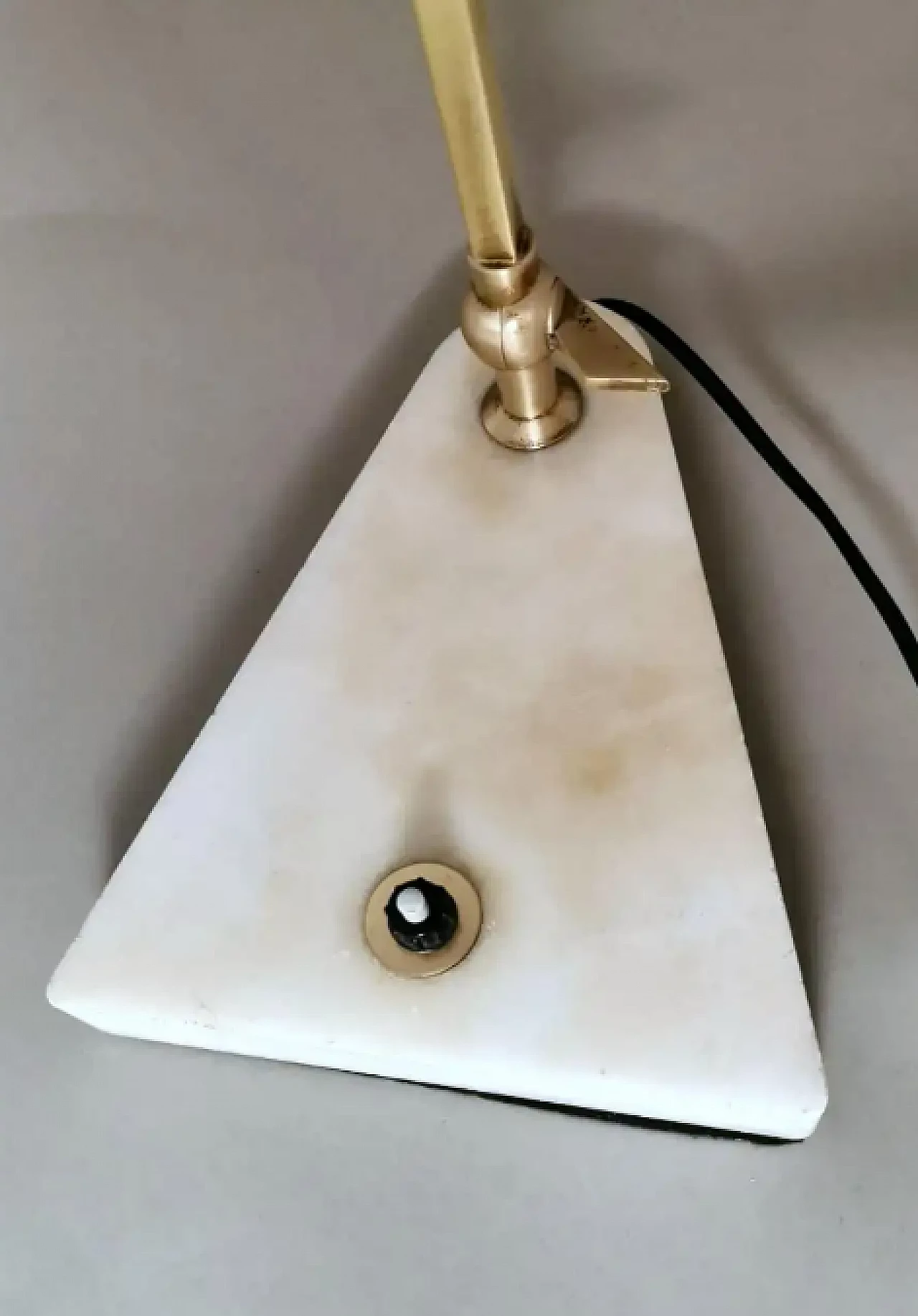 Lampada da tavolo regolabile in ottone, vetro e marmo, anni '50 10