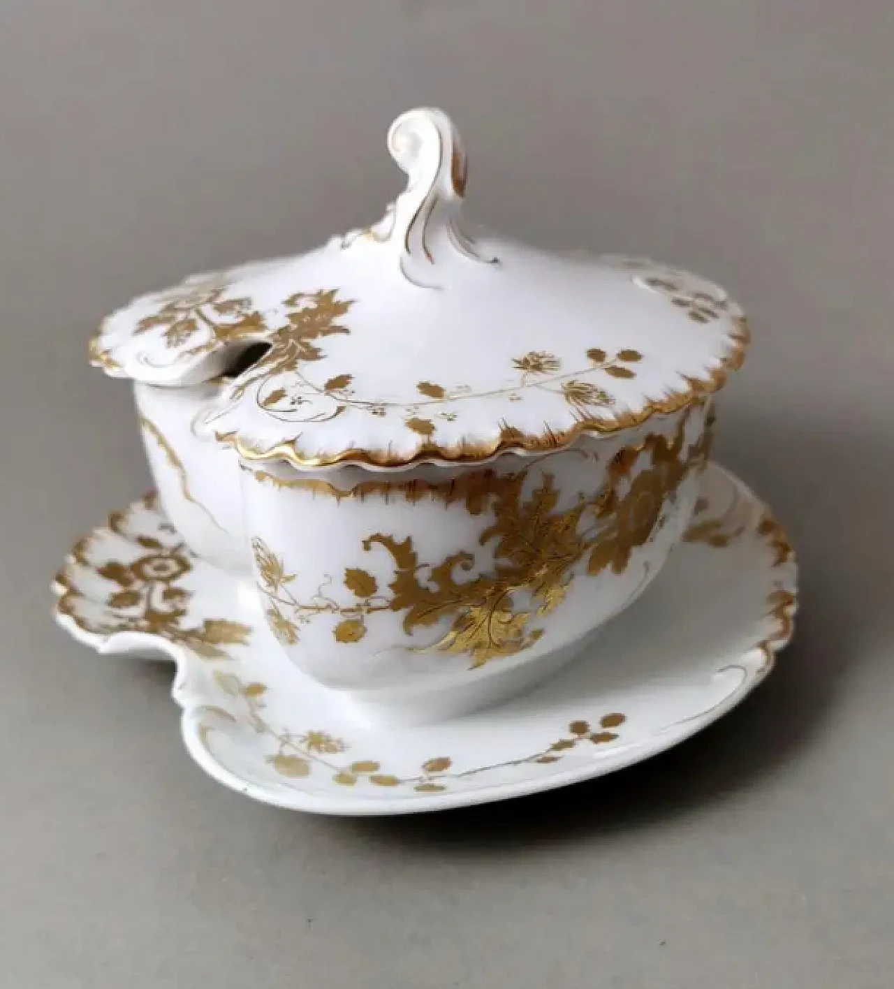 Salsiera francese in porcellana bianca e decorazioni dorate di Haviland & Co., primo '900 2
