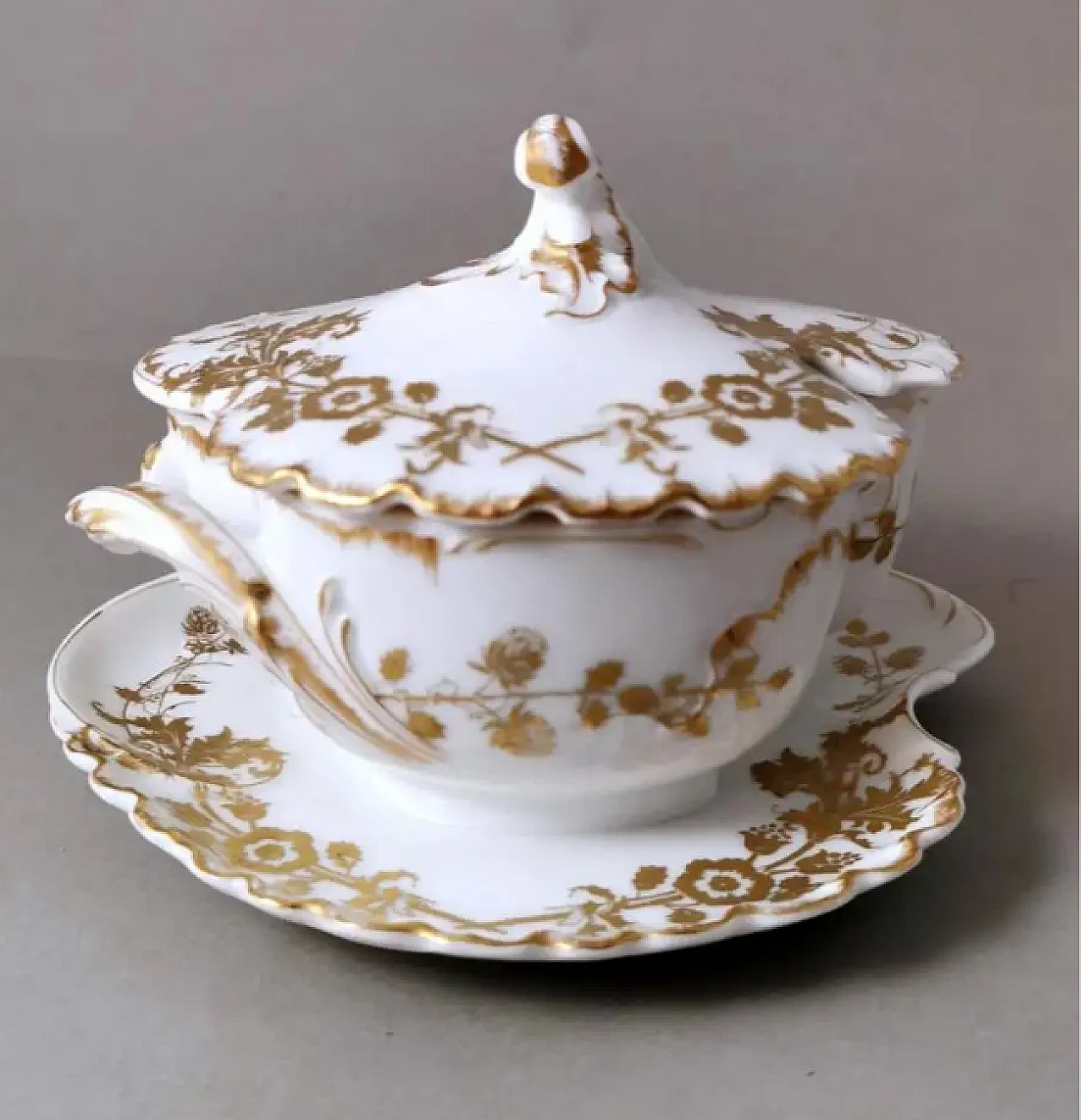 Salsiera francese in porcellana bianca e decorazioni dorate di Haviland & Co., primo '900 3