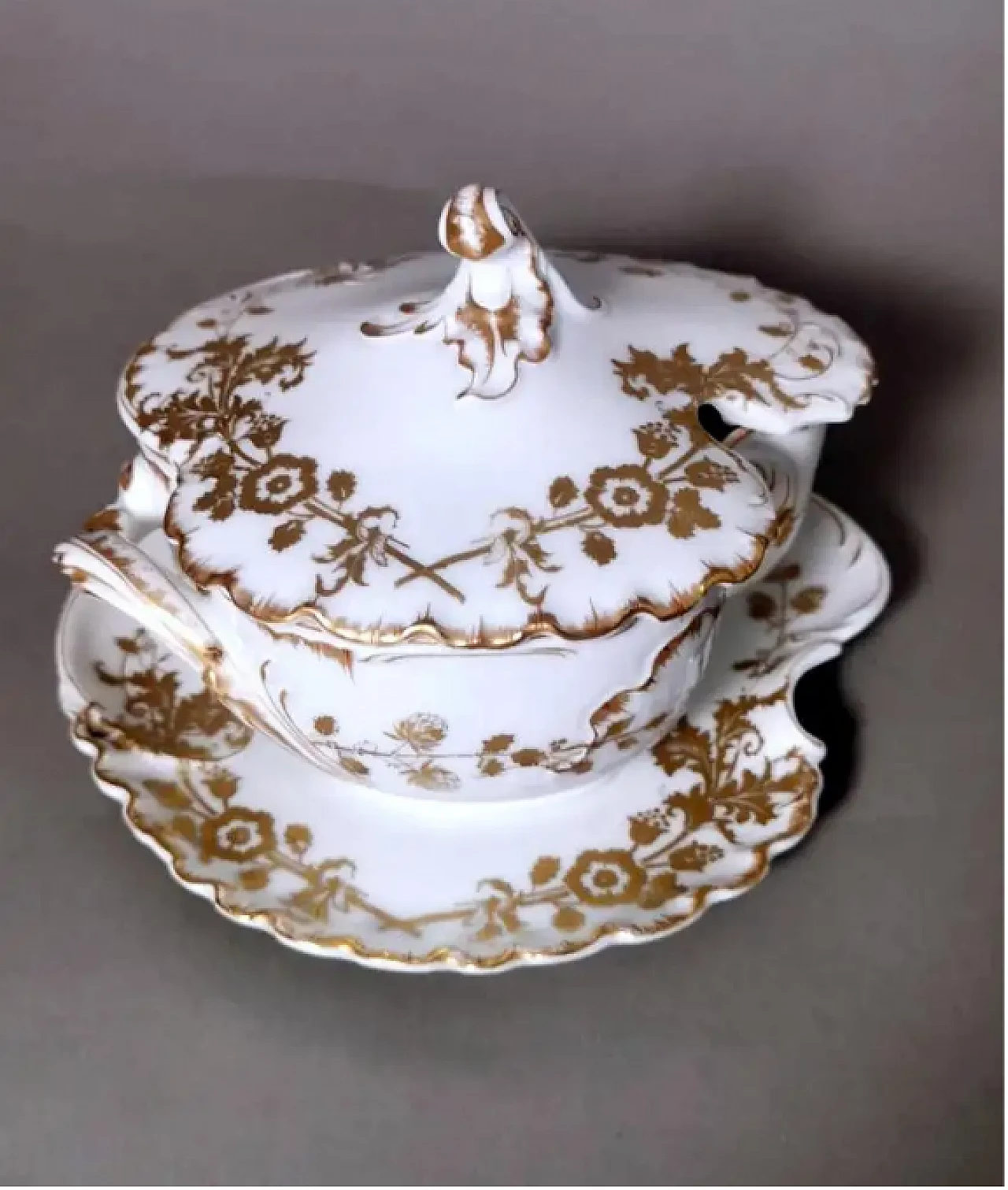 Salsiera francese in porcellana bianca e decorazioni dorate di Haviland & Co., primo '900 4