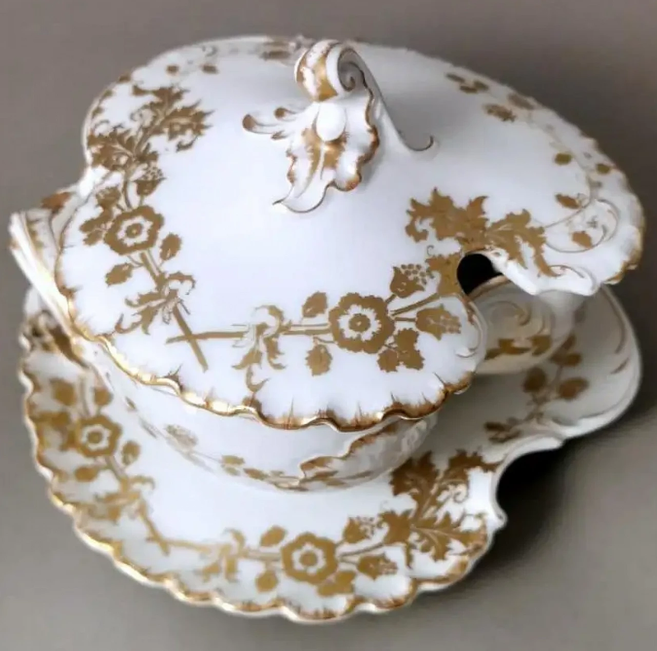 Salsiera francese in porcellana bianca e decorazioni dorate di Haviland & Co., primo '900 5