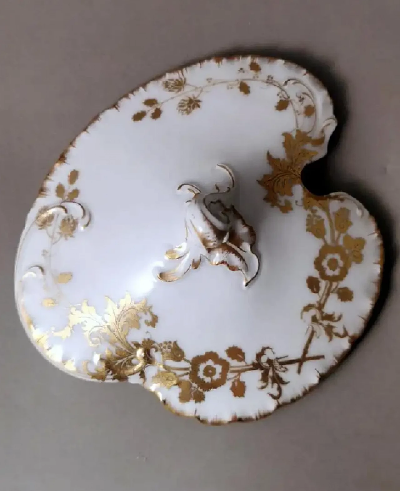 Salsiera francese in porcellana bianca e decorazioni dorate di Haviland & Co., primo '900 7
