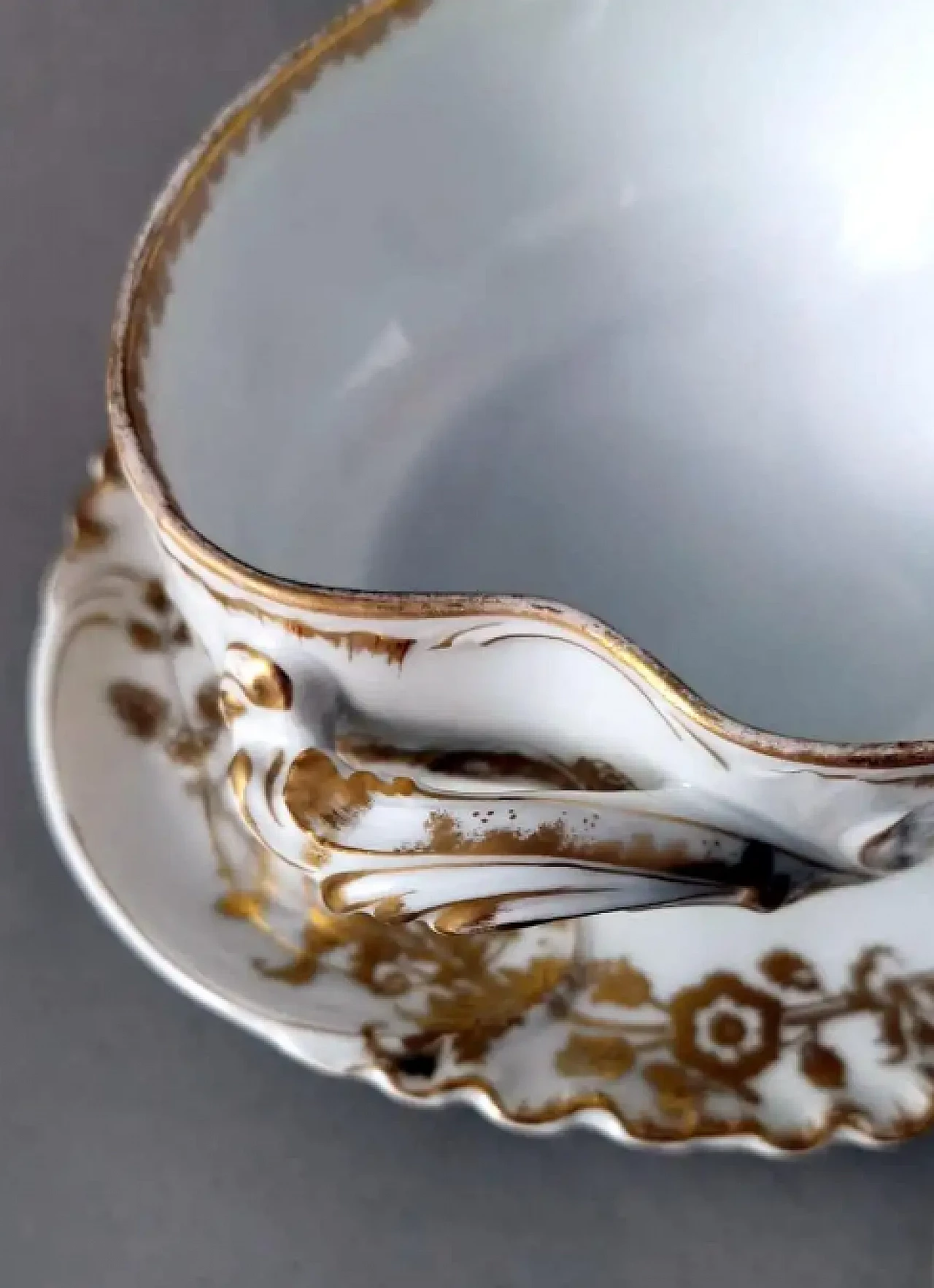 French gravy boat in white porcelain and gilt decoration by Haviland & Co., early 20th century 8