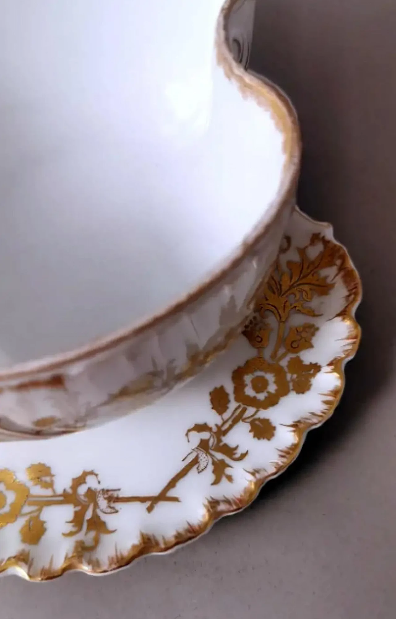 Salsiera francese in porcellana bianca e decorazioni dorate di Haviland & Co., primo '900 9