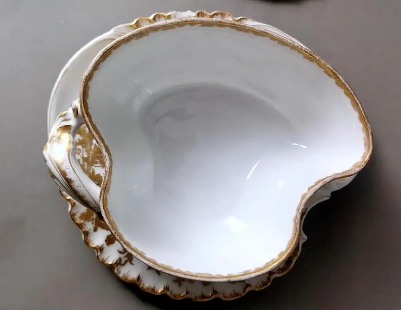 Salsiera francese in porcellana bianca e decorazioni dorate di Haviland & Co., primo '900 10