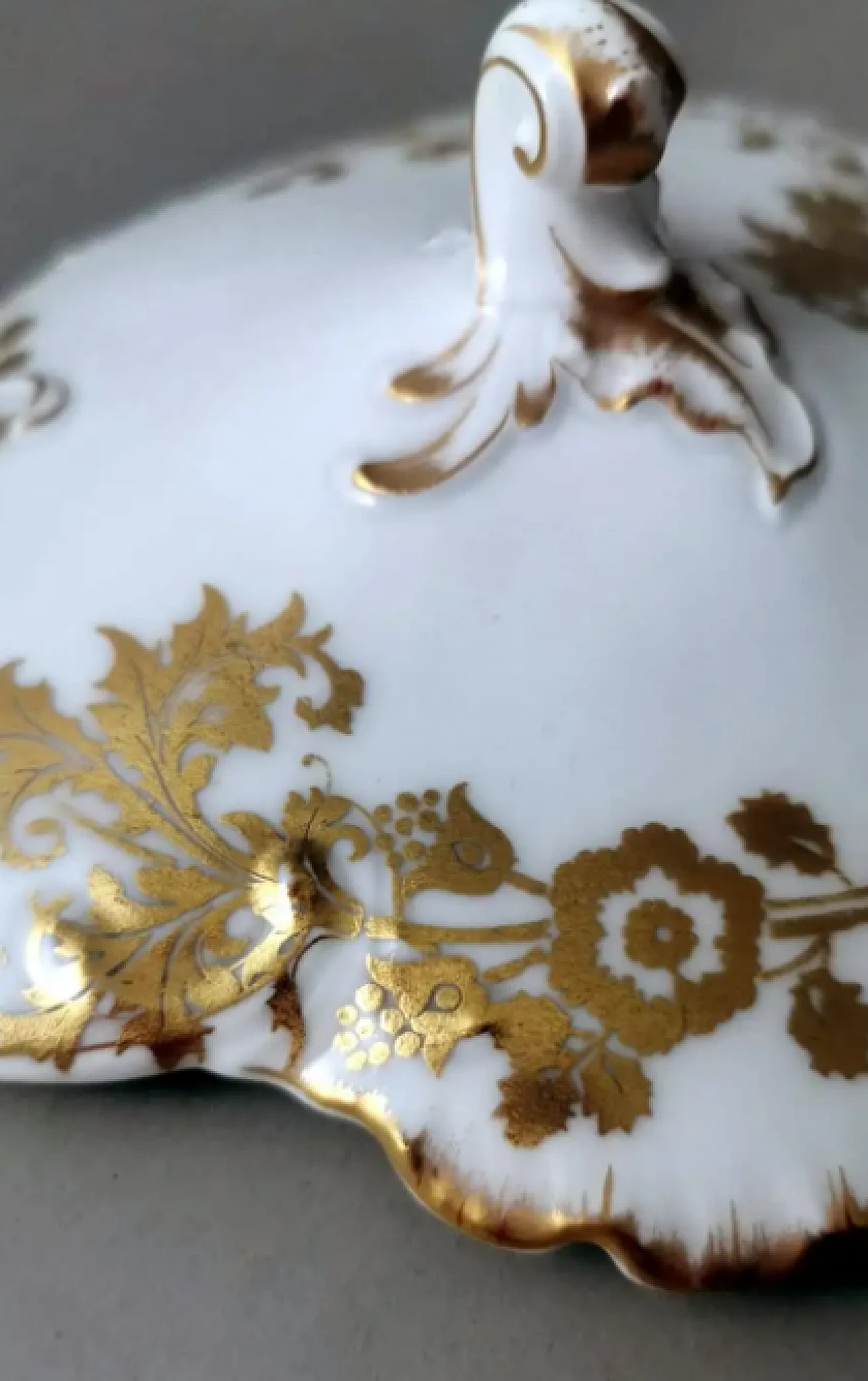 Salsiera francese in porcellana bianca e decorazioni dorate di Haviland & Co., primo '900 11
