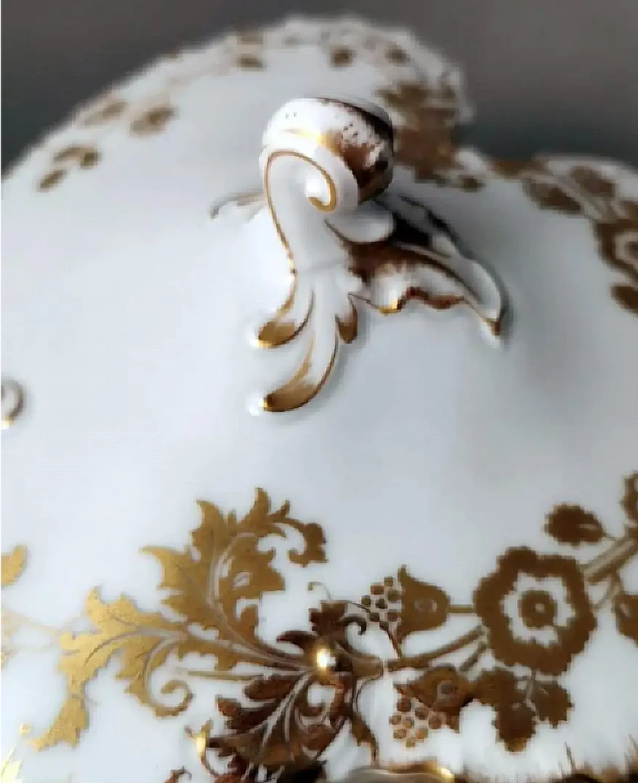 Salsiera francese in porcellana bianca e decorazioni dorate di Haviland & Co., primo '900 12