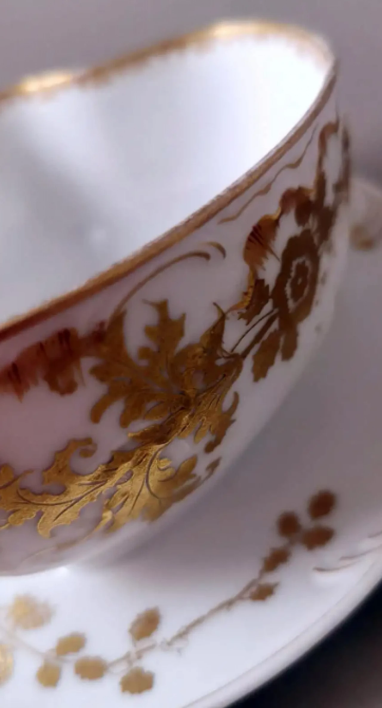 Salsiera francese in porcellana bianca e decorazioni dorate di Haviland & Co., primo '900 13