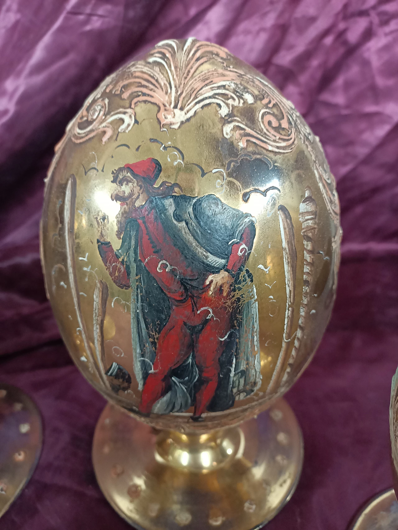 4 Blown glass eggs with carnival masks, 1940s 6