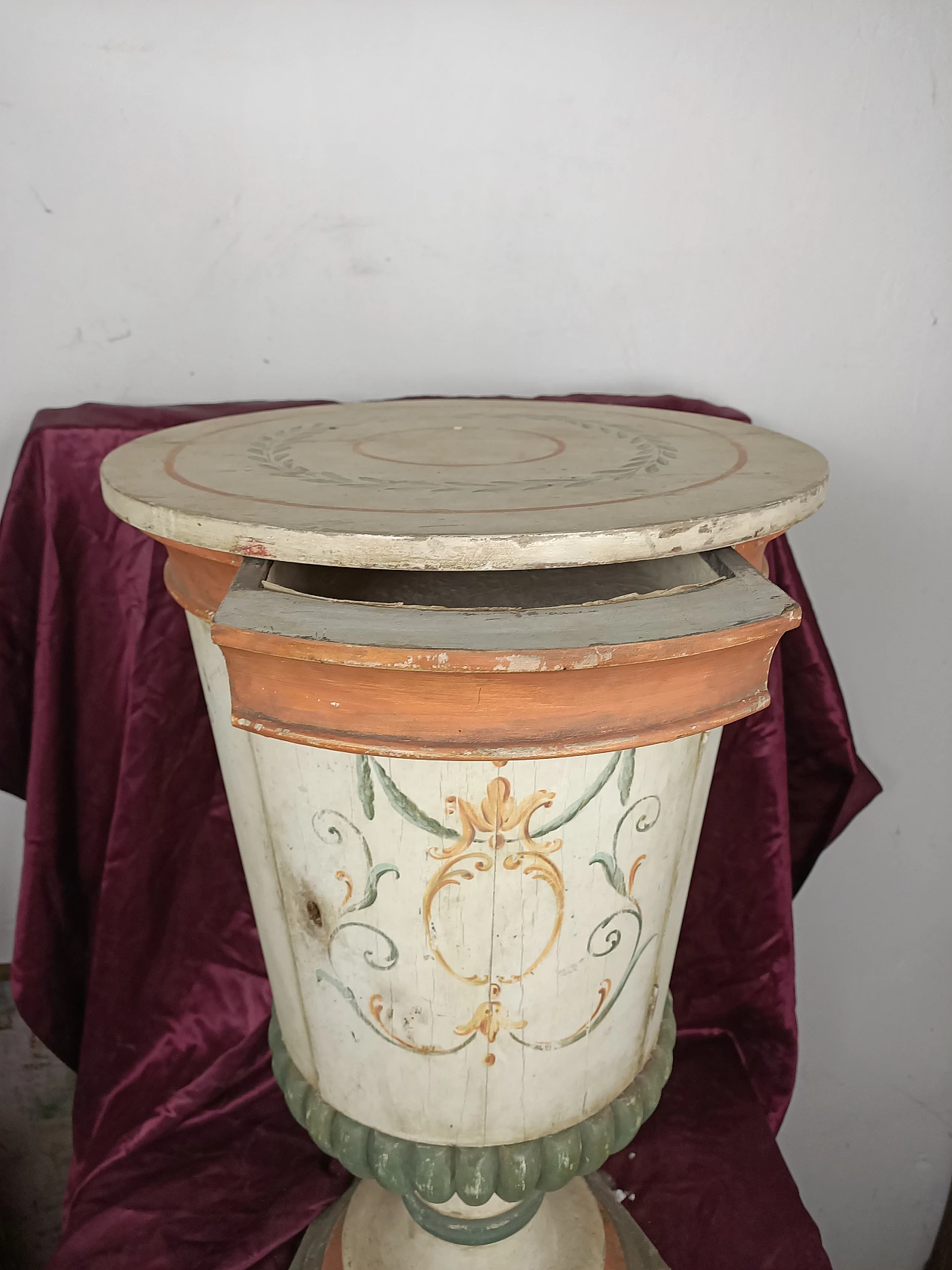 Lacquered wood column bedside table, 19th century 5